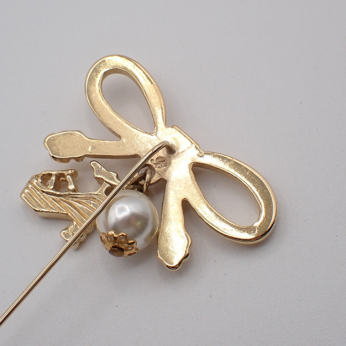 SALVATORE FERRAGAMO Logo Imitation Pearl Bow Shoes Charm Pin Brooch Gold 03KP067
