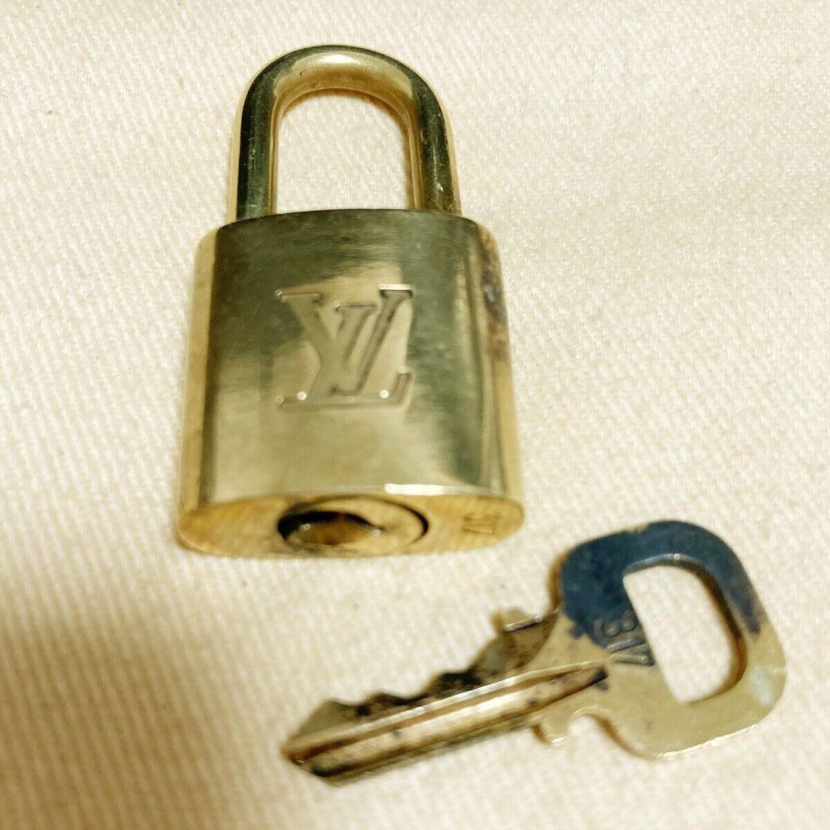 LOUIS VUITTON LV 10 SET PADLOCK KEY BAG CHARM CADENA GOLD PLATED FRANCE 35PDA065