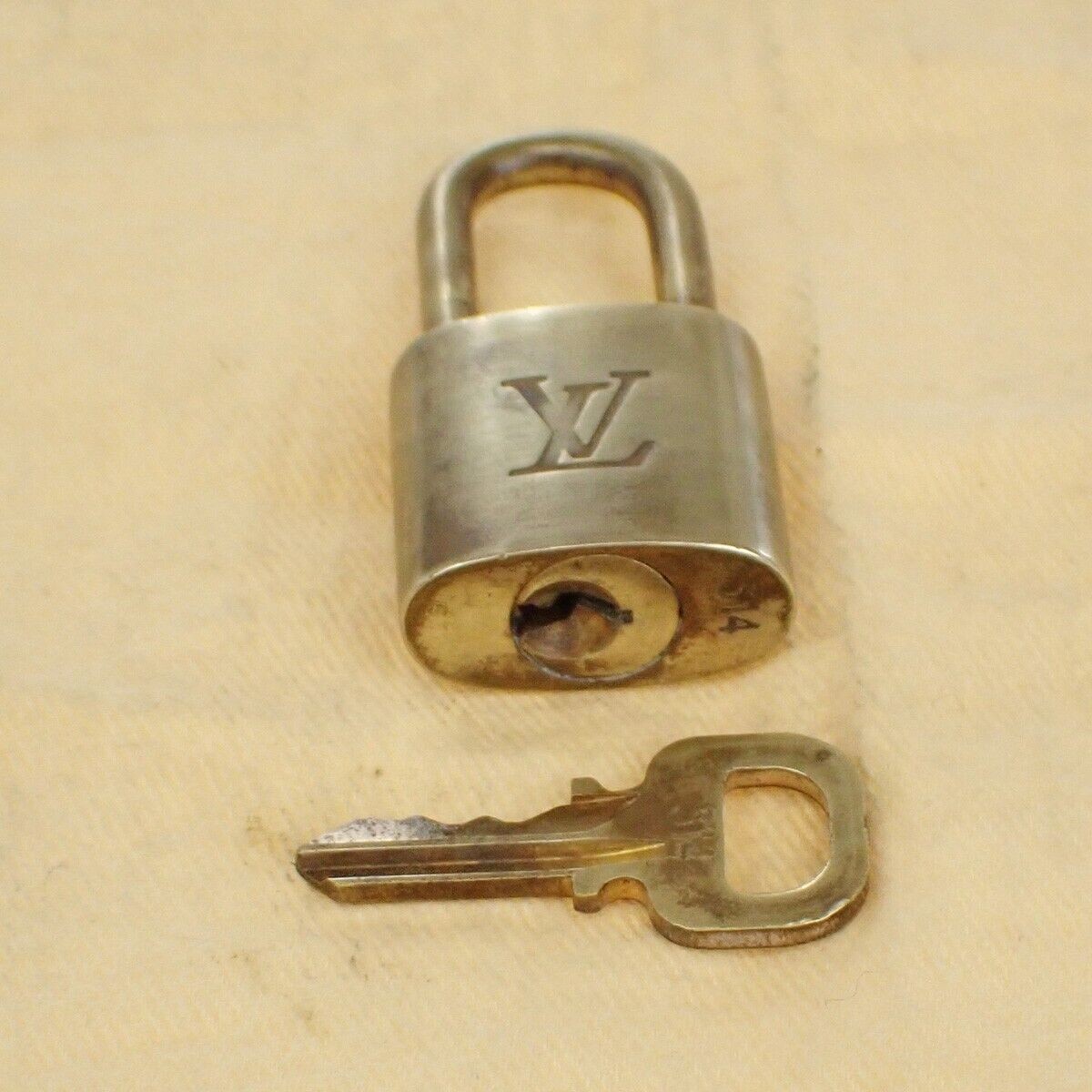 LOUIS VUITTON LV 10 SET PADLOCK KEY BAG CHARM CADENA GOLD PLATED FRANCE 37EB419