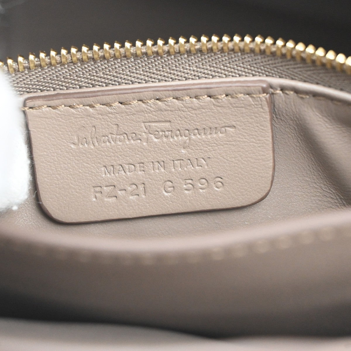 SALVATORE FERRAGAMO Logo Gancini Hand Bag Leather Brown GHW Italy 36MA427
