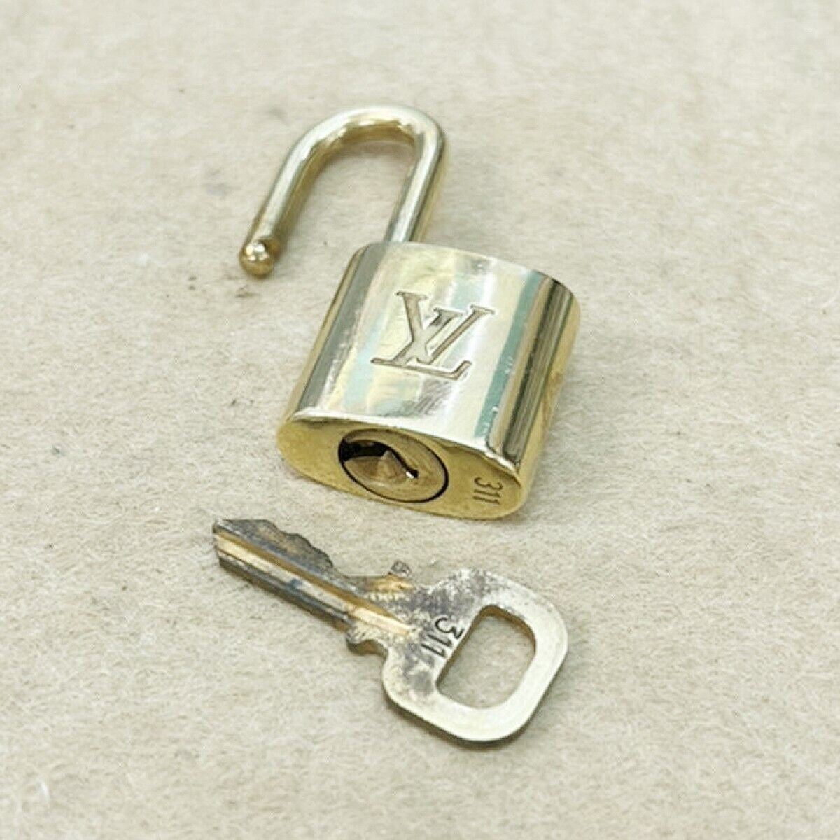 LOUIS VUITTON LV 10 SET PADLOCK KEY BAG CHARM CADENA GOLD PLATED FRANCE 35JF651