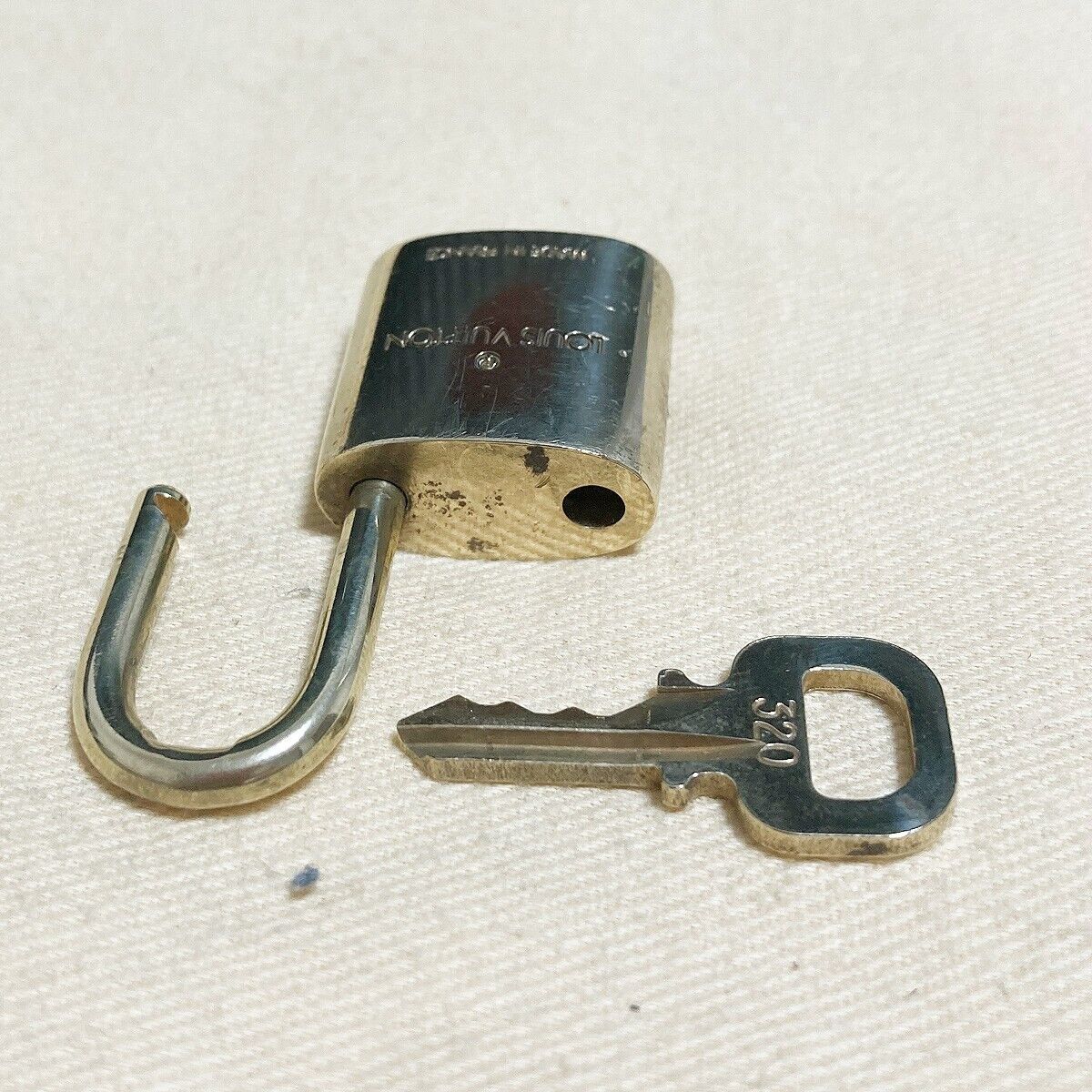 LOUIS VUITTON LV 10 SET PADLOCK KEY BAG CHARM CADENA GOLD PLATED FRANCE YB183