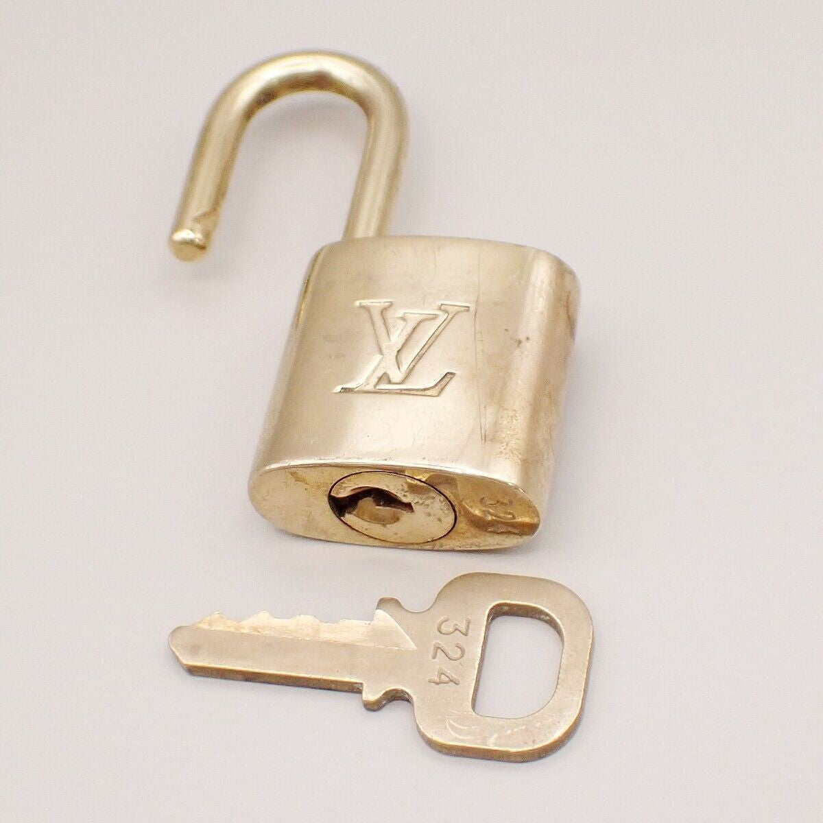 LOUIS VUITTON LV 10 SET PADLOCK CADENA KEY BAG CHARM GOLD PLATED FRANCE 37YE672