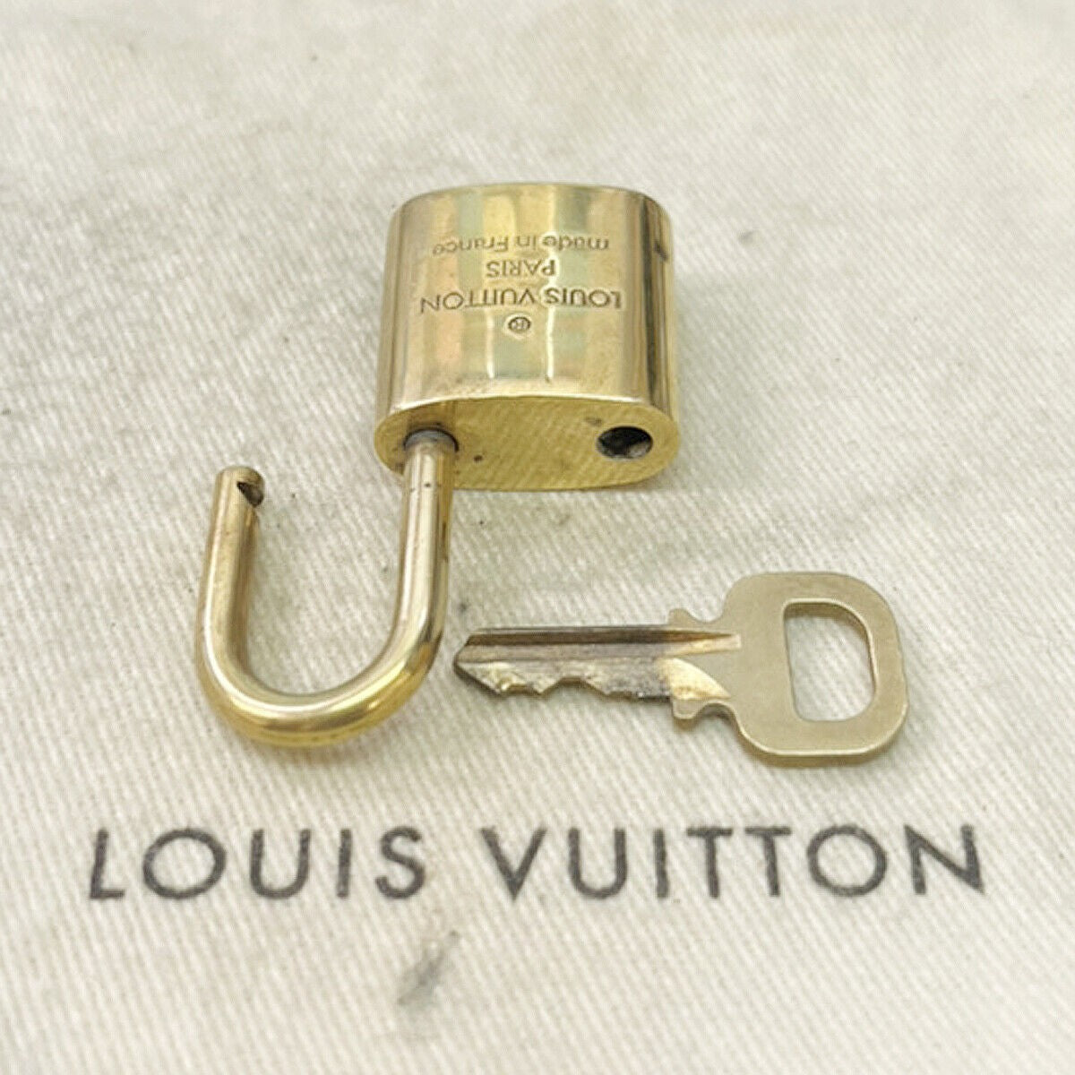 LOUIS VUITTON LV 10 SET PADLOCK KEY CHARM CADENA GOLD-PLATED FRANCE 33JF478
