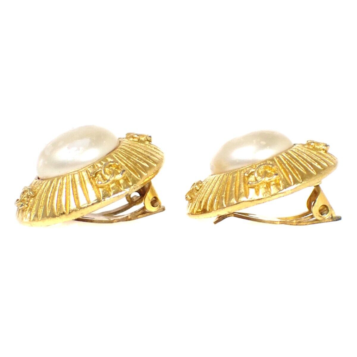 CHANEL CC Imitation Pearl Round Button Earrings Clip-On GHW Vintage 67RJ015