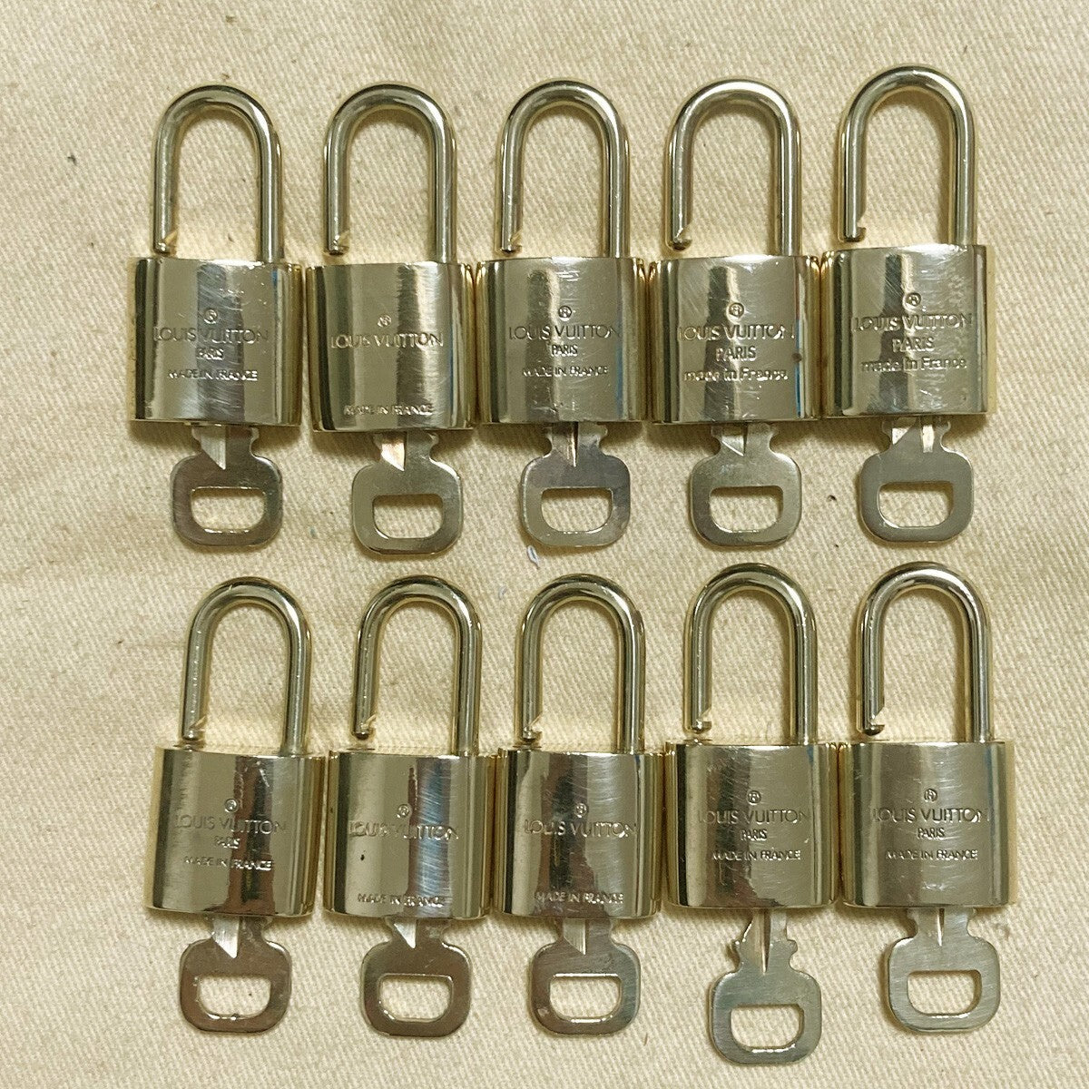 LOUIS VUITTON LV 10 SET PADLOCK KEY CHARM CADENA GOLD-PLATED FRANCE 62PDA159