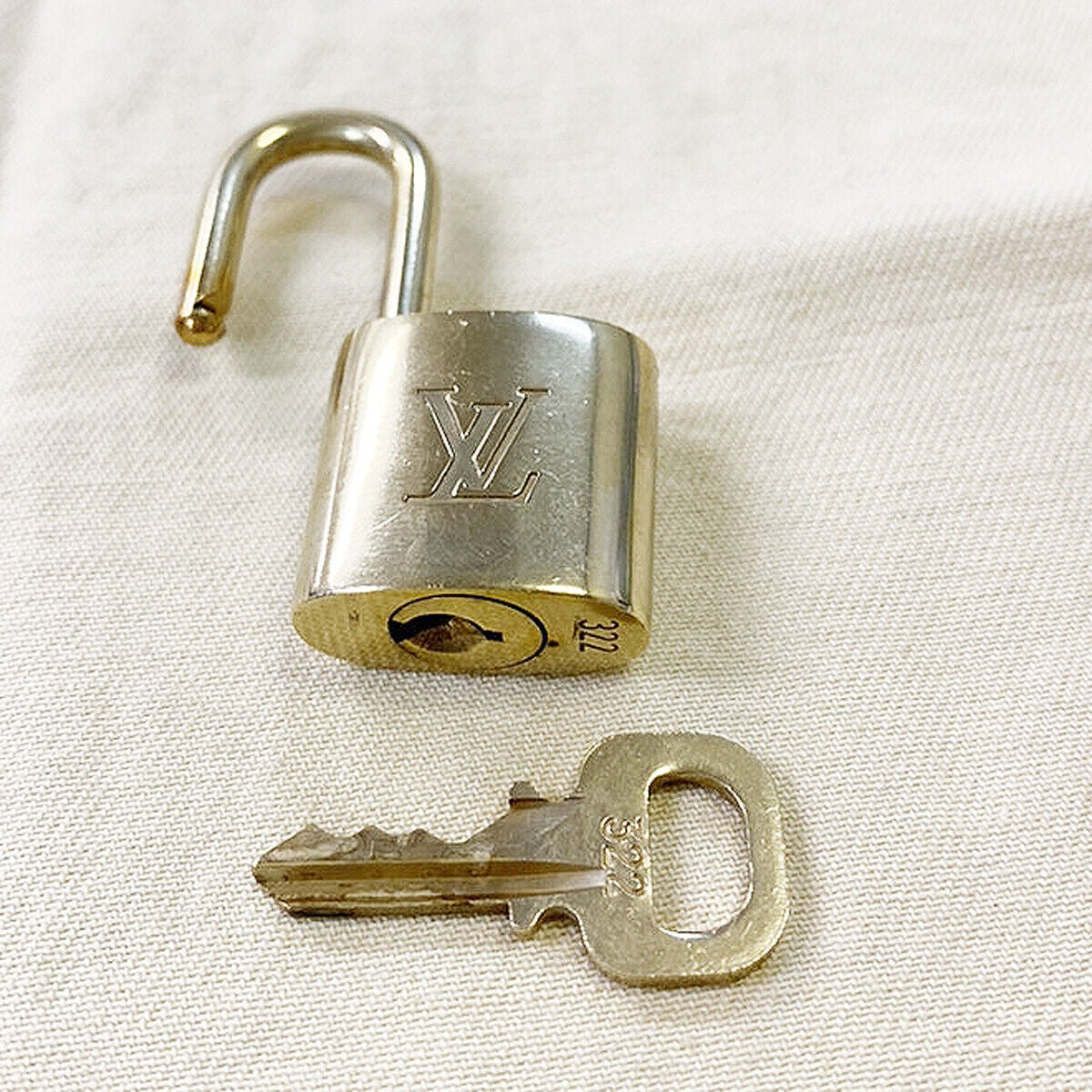 LOUIS VUITTON LV 10 SET PADLOCK CADENA KEY BAG CHARM GOLD PLATED FRANCE 35MS901