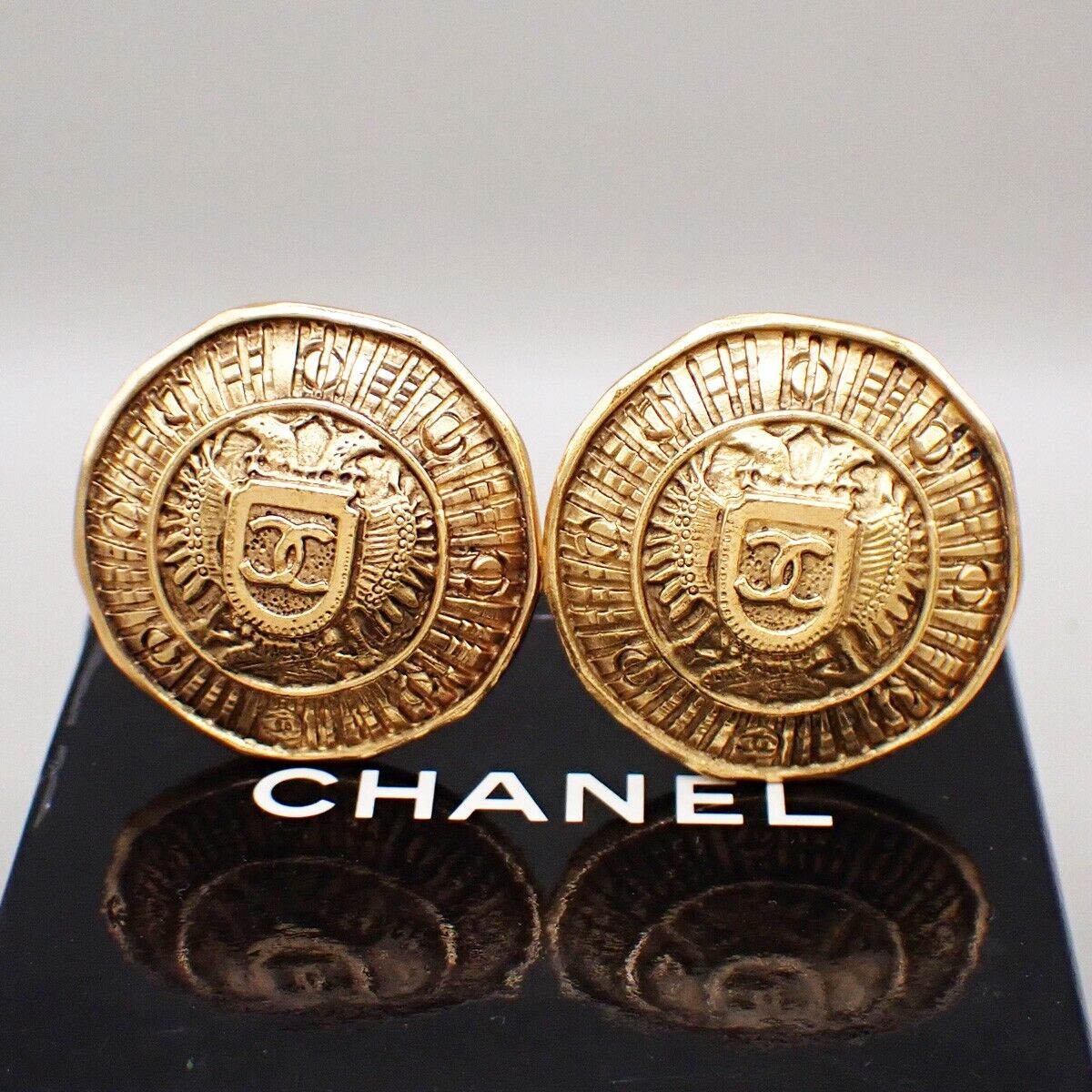 CHANEL CC Logo Emblem Round Earrings Clip-On Gold GHW France Vintage 34YG564