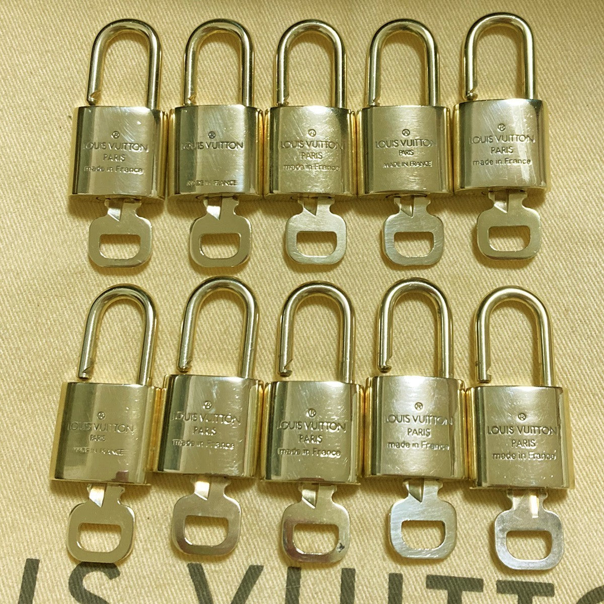 LOUIS VUITTON LV 10 SET PADLOCK KEY CHARM CADENA GOLD-PLATED FRANCE 30PDA308