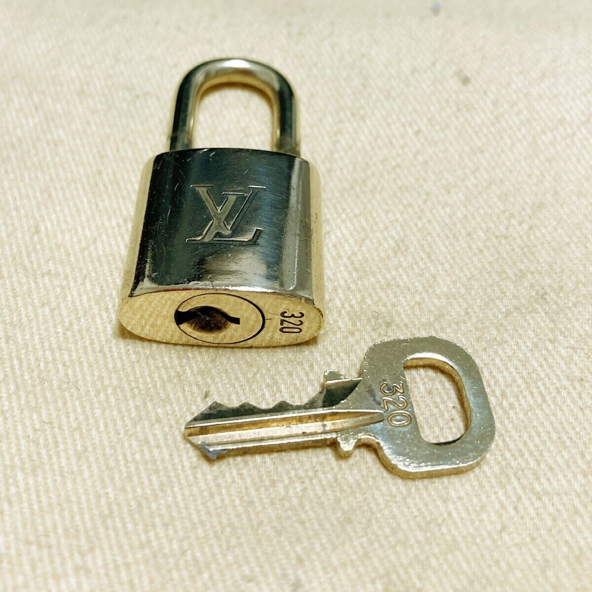 LOUIS VUITTON LV 10 SET PADLOCK KEY BAG CHARM CADENA GOLD PLATED FRANCE 39PDA068