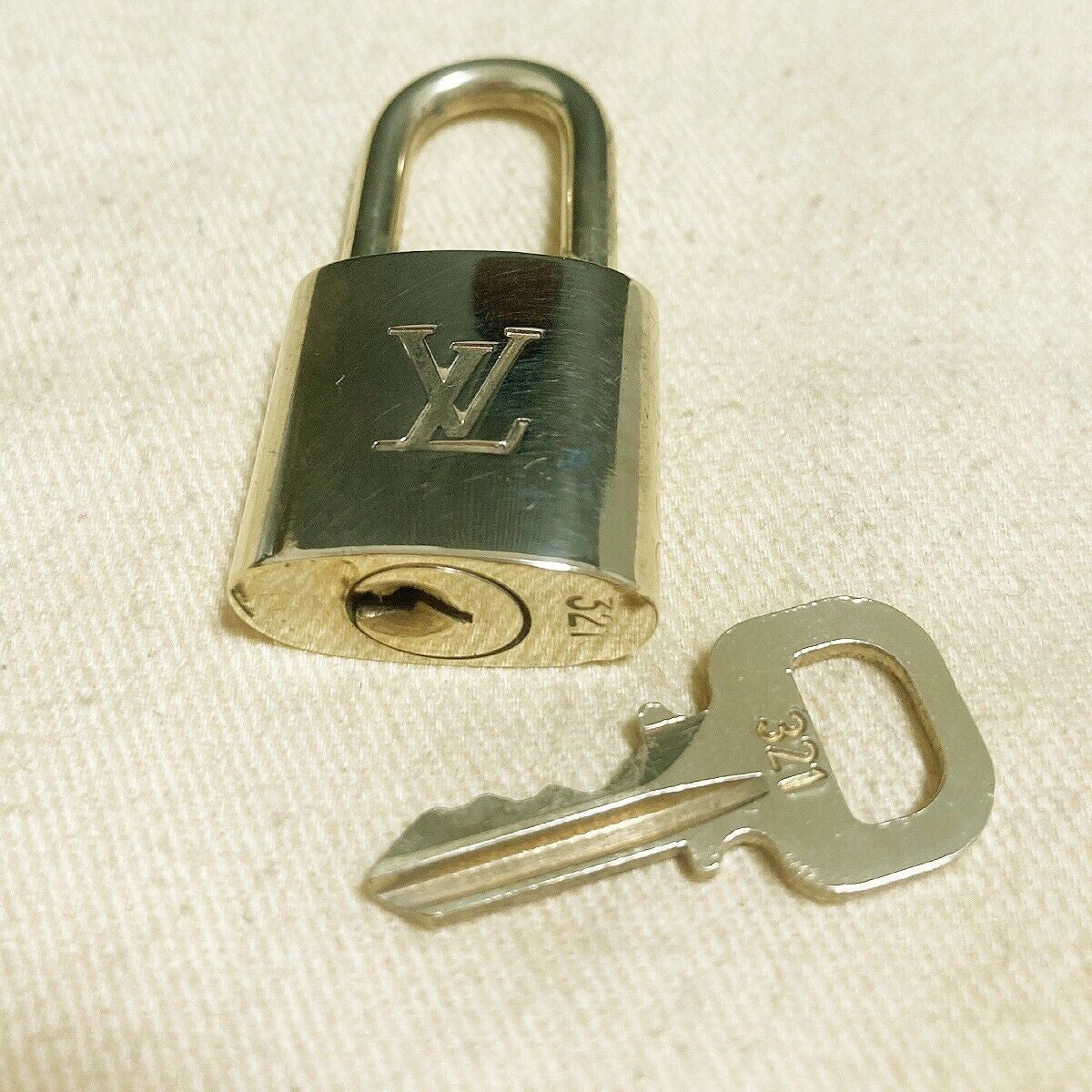 LOUIS VUITTON LV 10 SET PADLOCK KEY BAG CHARM CADENA GOLD PLATED FRANCE 39PDA101