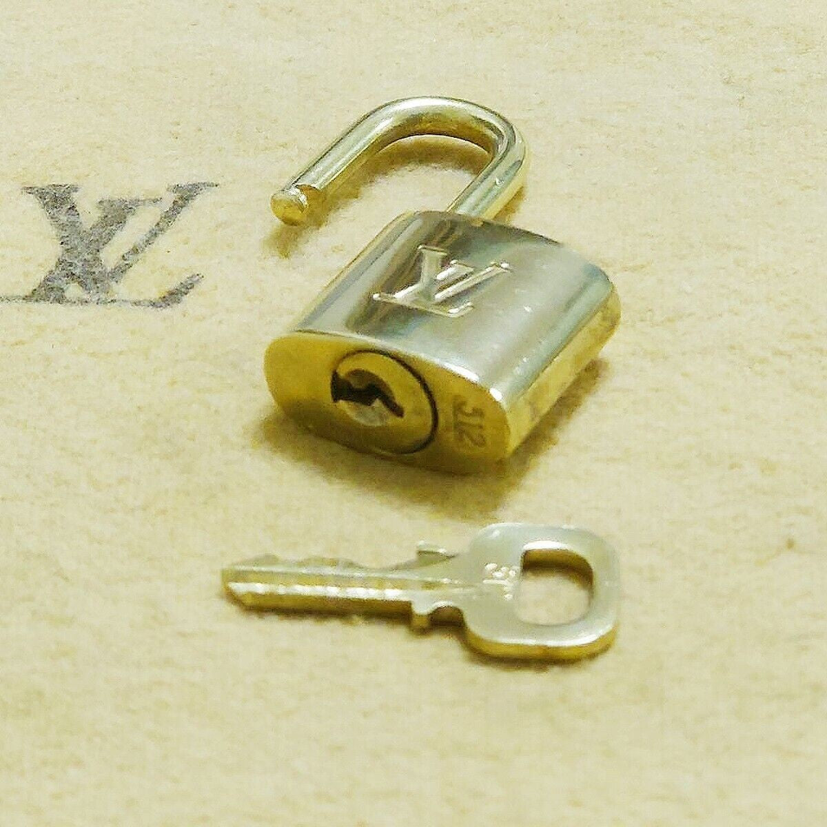 LOUIS VUITTON LV 10 SET PADLOCK KEY BAG CHARM CADENA GOLD PLATED FRANCE 35HA103