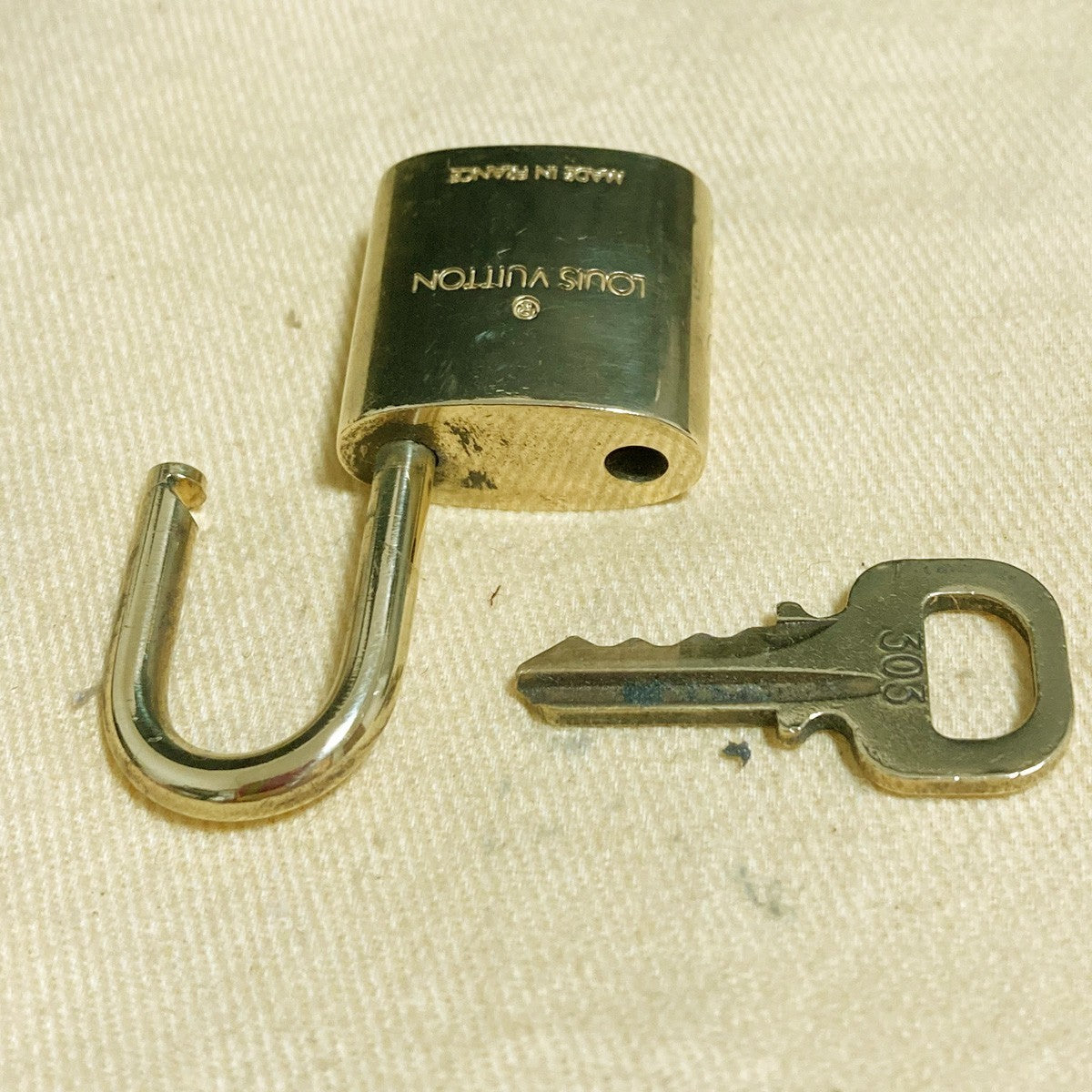 LOUIS VUITTON LV 10 SET PADLOCK KEY CHARM CADENA GOLD-PLATED FRANCE 37PDA285