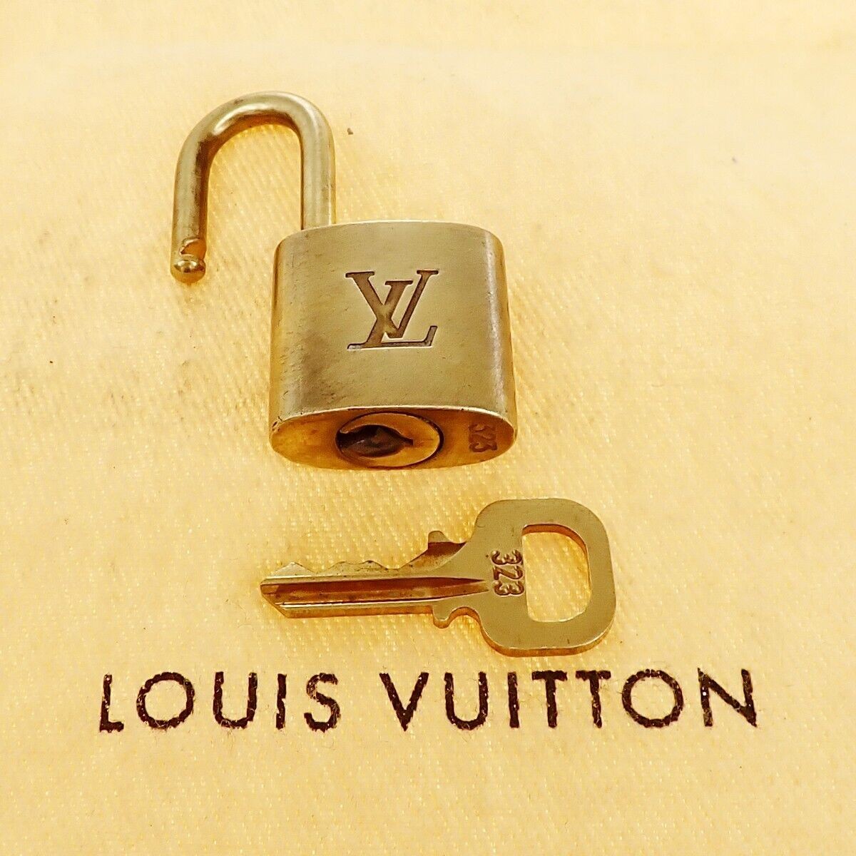 LOUIS VUITTON LV 10 SET PADLOCK KEY BAG CHARM CADENA GOLD PLATED FRANCE 62YE935