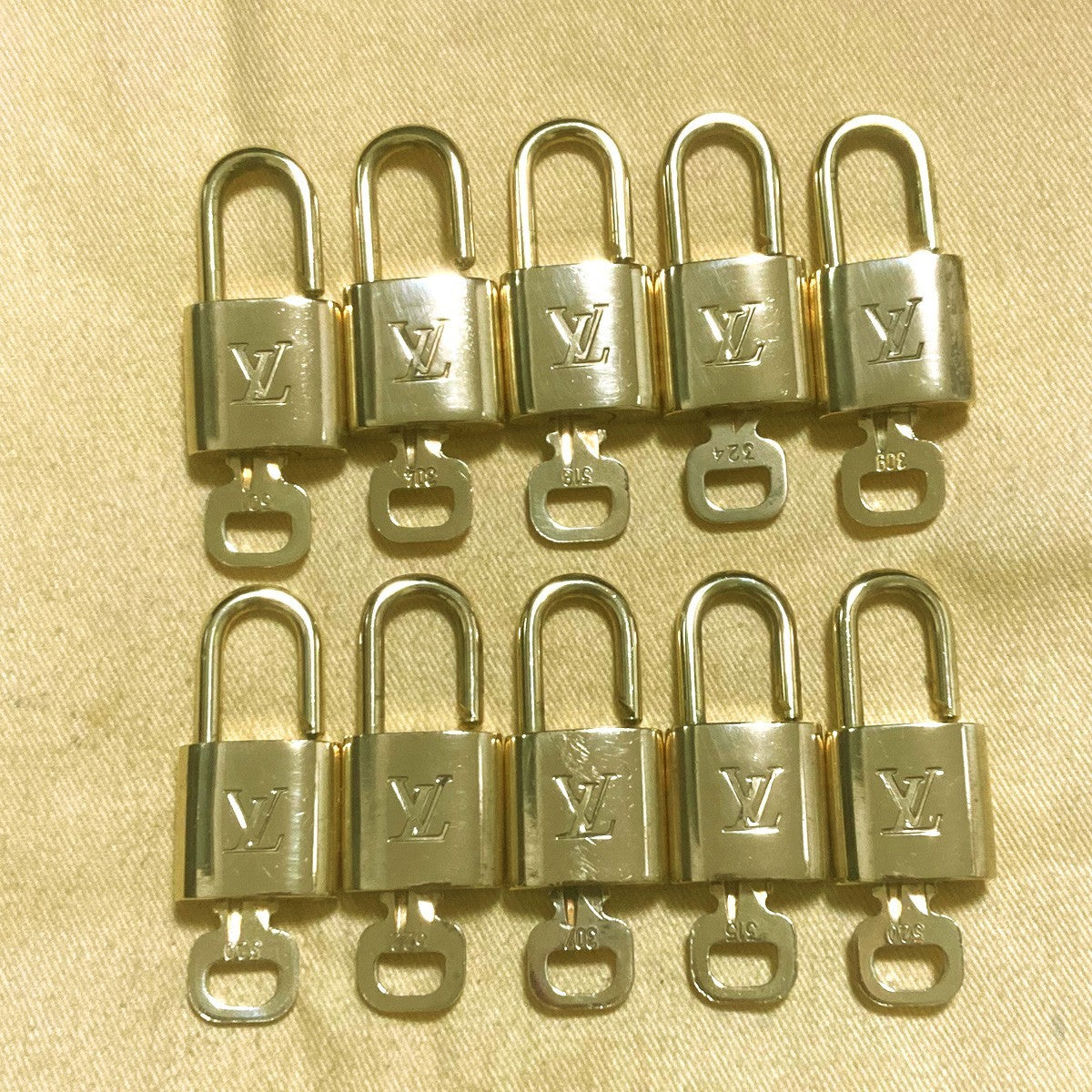 LOUIS VUITTON LV 10 SET PADLOCK KEY CHARM CADENA GOLD-PLATED FRANCE 80PDA309