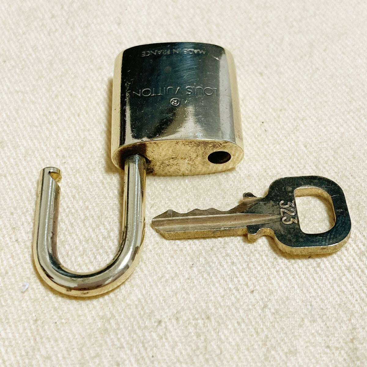 LOUIS VUITTON LV 10 SET PADLOCK KEY CHARM CADENA GOLD-PLATED FRANCE 31PDA157