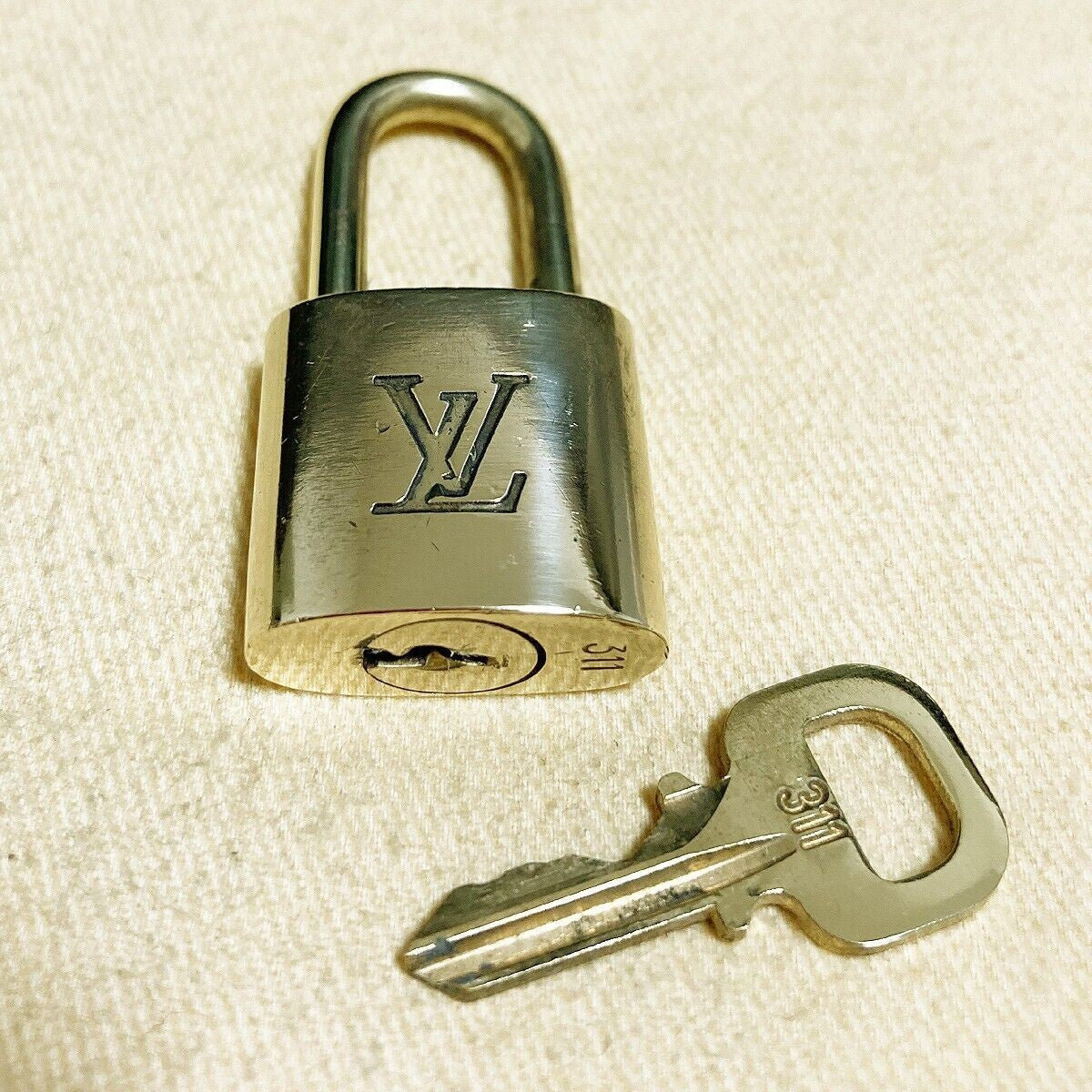 LOUIS VUITTON LV 10 SET PADLOCK KEY BAG CHARM CADENA GOLD PLATED FRANCE 37PDA077
