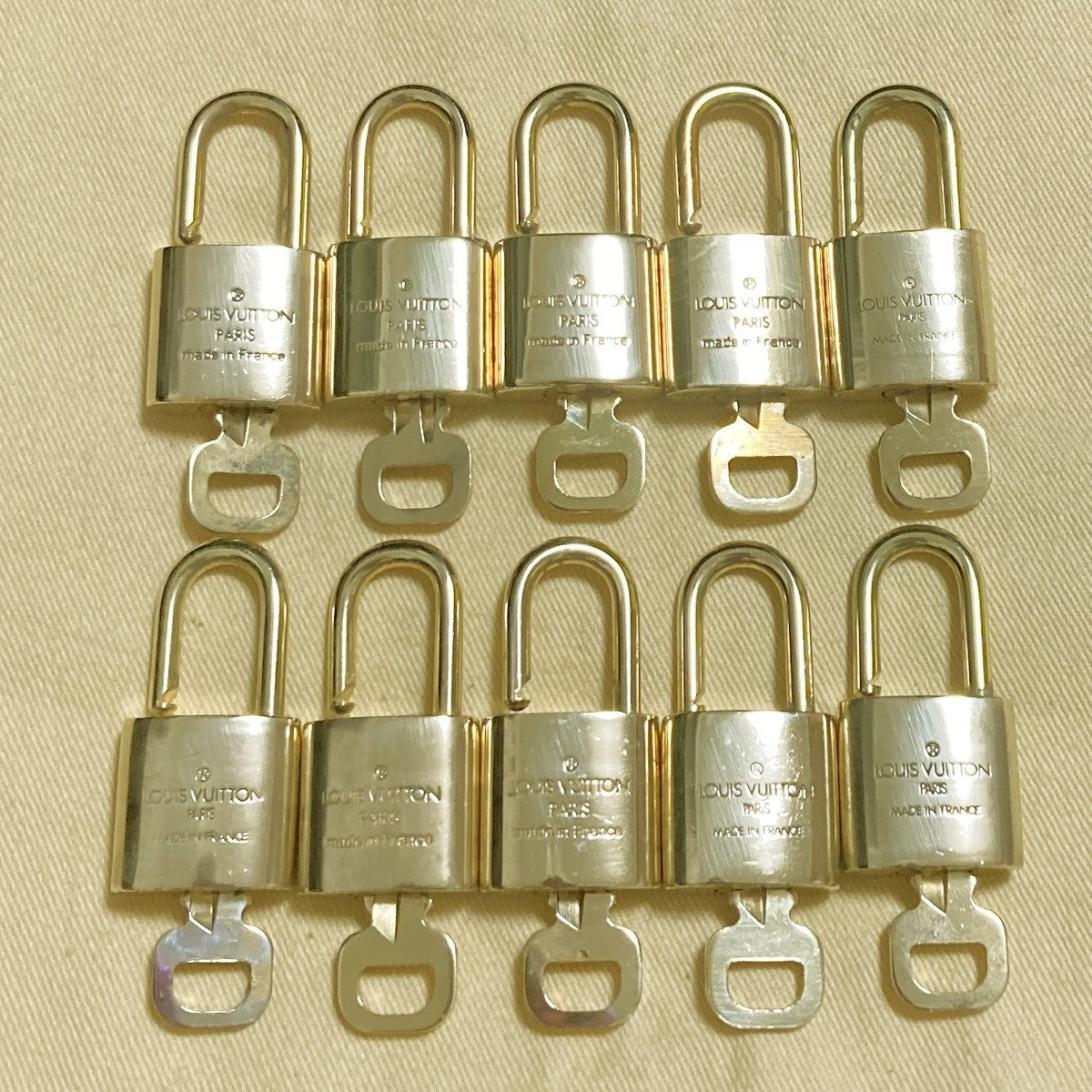 LOUIS VUITTON LV 10 SET PADLOCK KEY CHARM CADENA GOLD-PLATED FRANCE 37PDA261