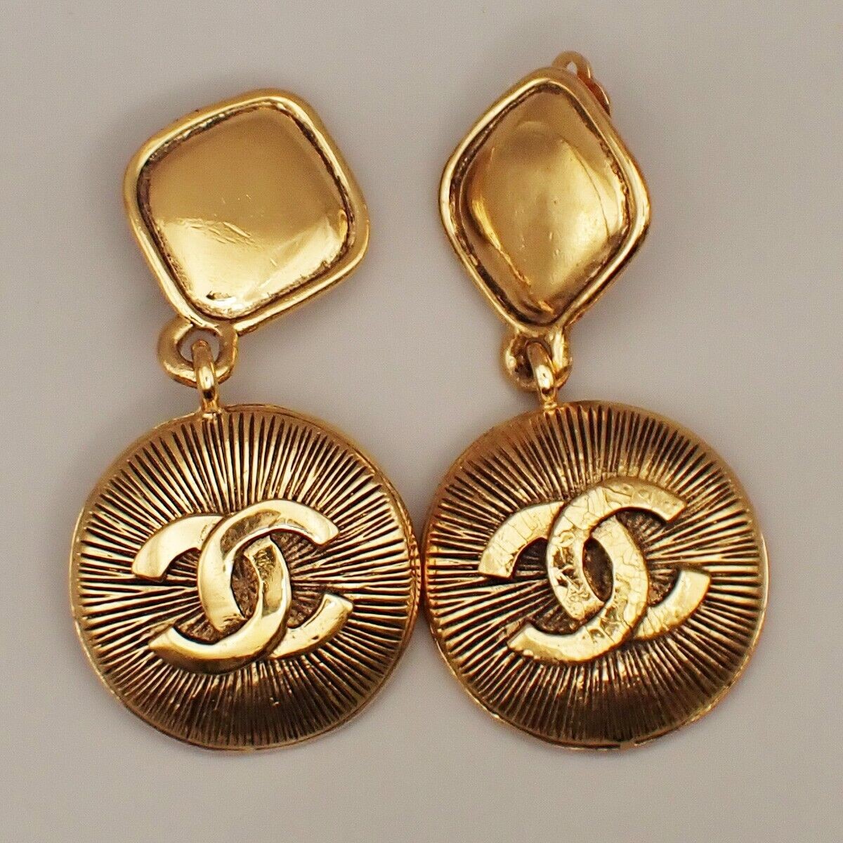 CHANEL CC Logo Round Drop Earrings Clip-On GHW France Vintage 75RK809