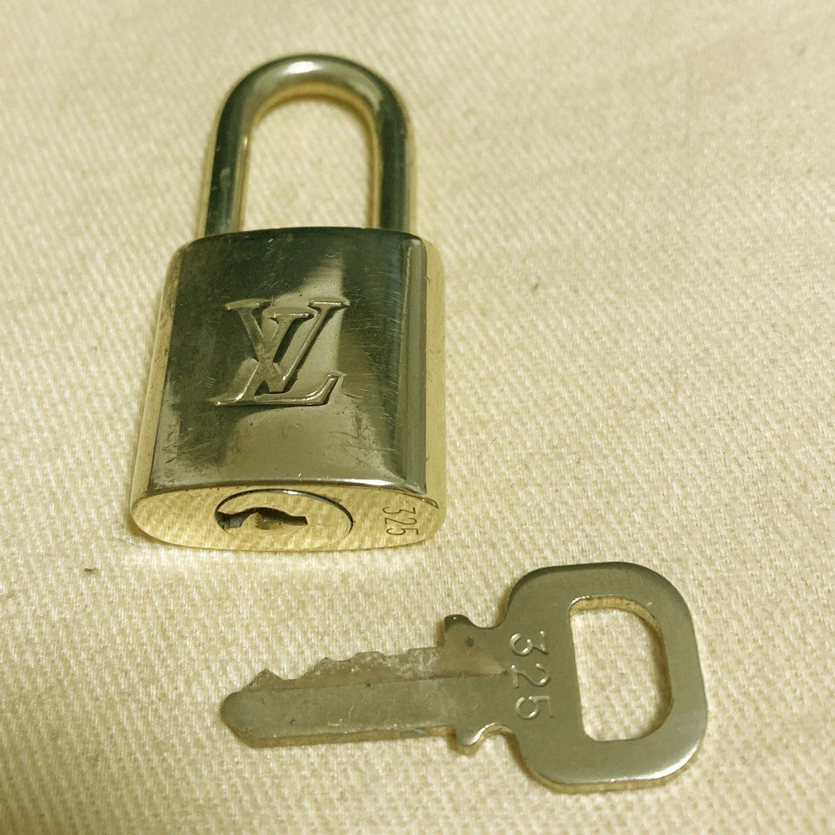 LOUIS VUITTON LV 10 SET PADLOCK KEY CHARM CADENA GOLD-PLATED FRANCE 39PDA294