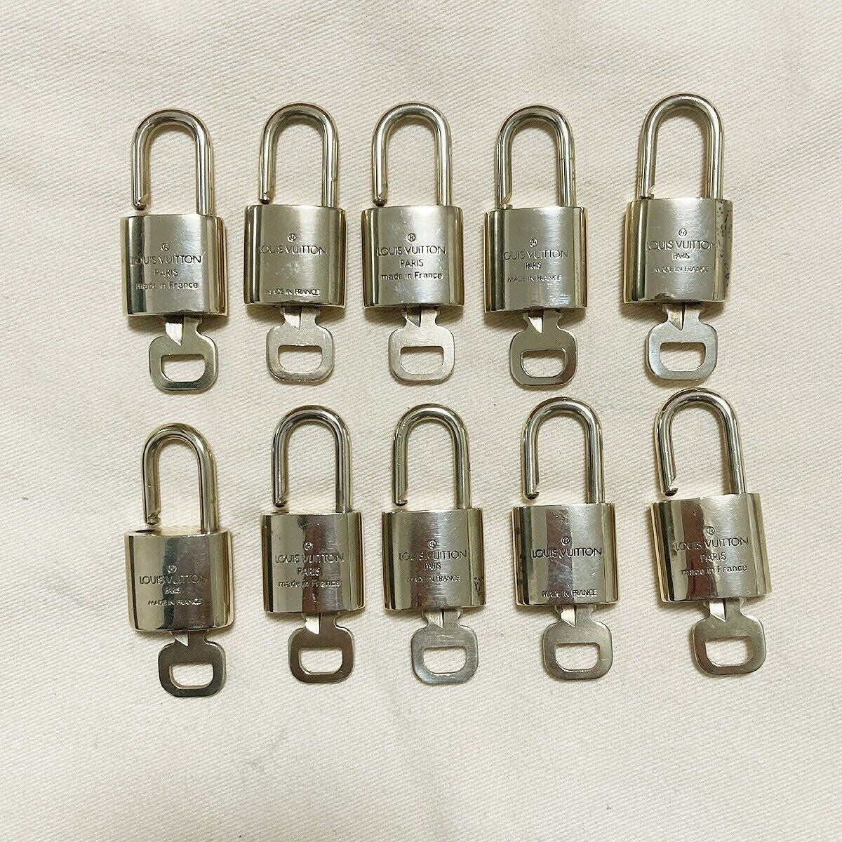 LOUIS VUITTON LV 10 SET PADLOCK KEY BAG CHARM CADENA GOLD PLATED FRANCE 35PDA016