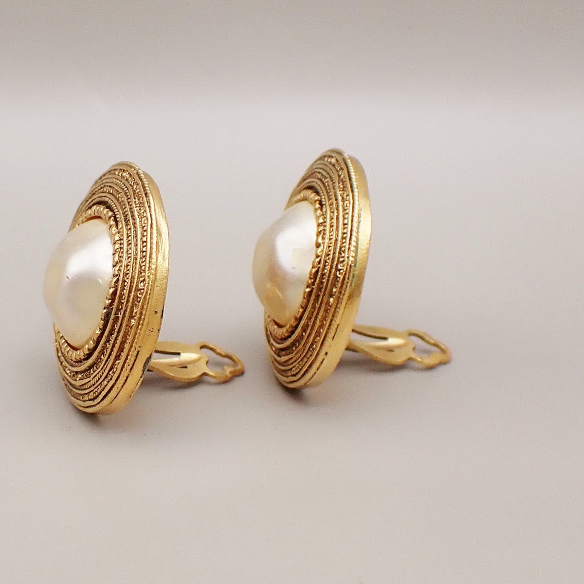 CHANEL Logo Imitation Pearl Round Button Earrings Clip-On GHW Vintage 64RK810