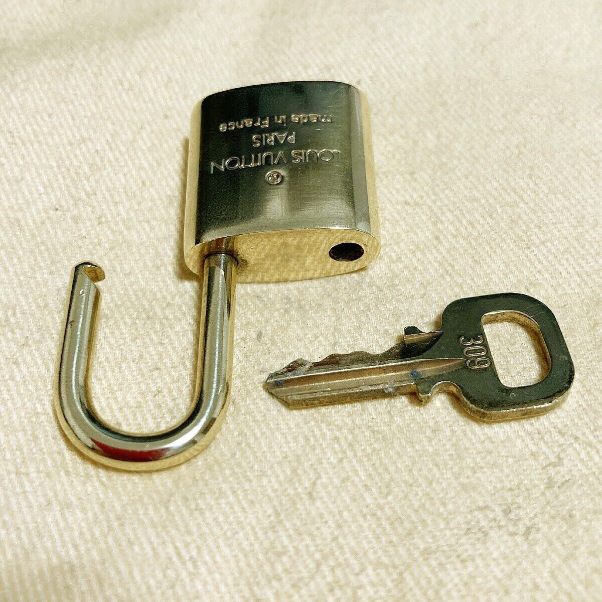 LOUIS VUITTON LV 10 SET PADLOCK KEY BAG CHARM CADENA GOLD PLATED FRANCE 80PDA088