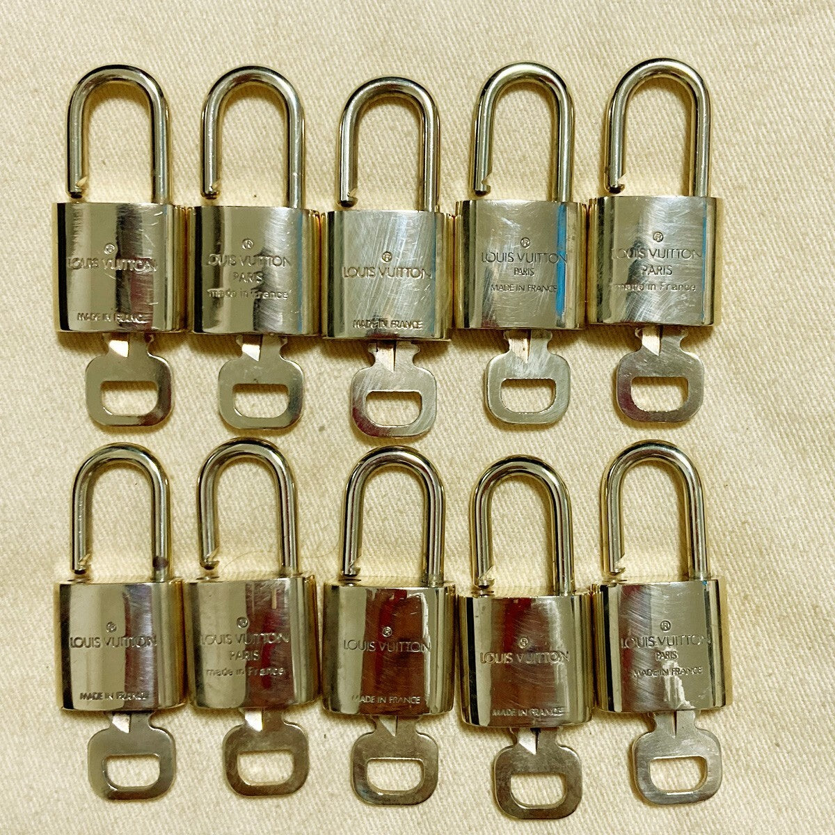 LOUIS VUITTON LV 10 SET PADLOCK KEY CHARM CADENA GOLD-PLATED FRANCE 31PDA140