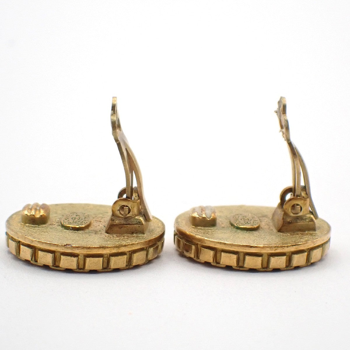 CHANEL CC Logo Round Button Earrings 95P Clip-On Gold GHW France Vintage 67RL677