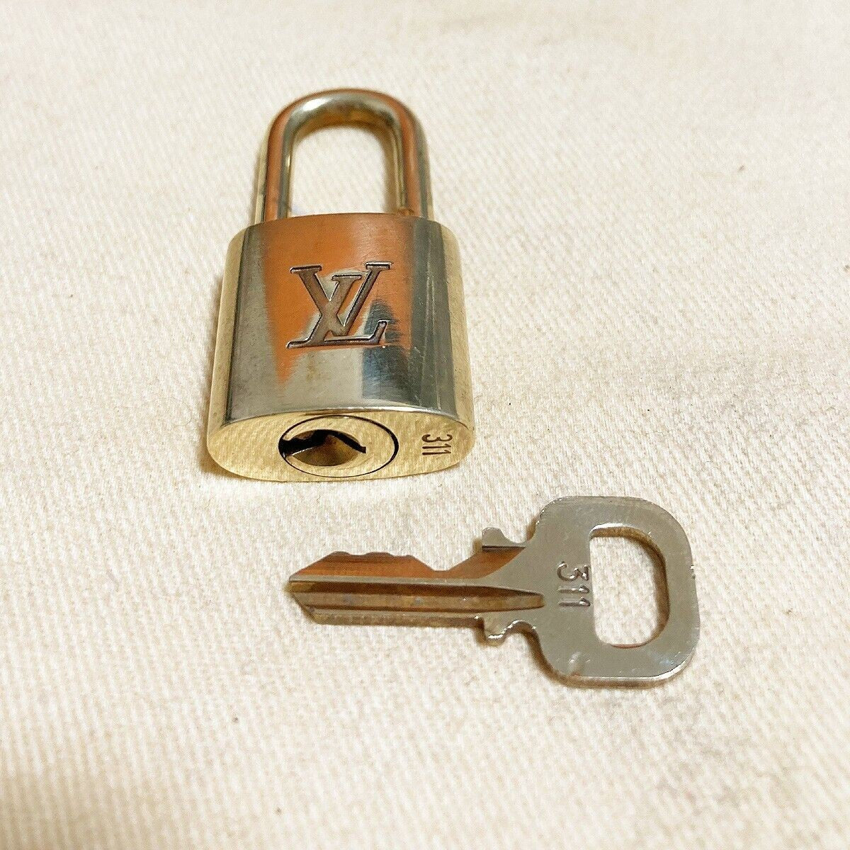 LOUIS VUITTON LV 10 SET PADLOCK KEY BAG CHARM CADENA GOLD PLATED FRANCE 37PDA029