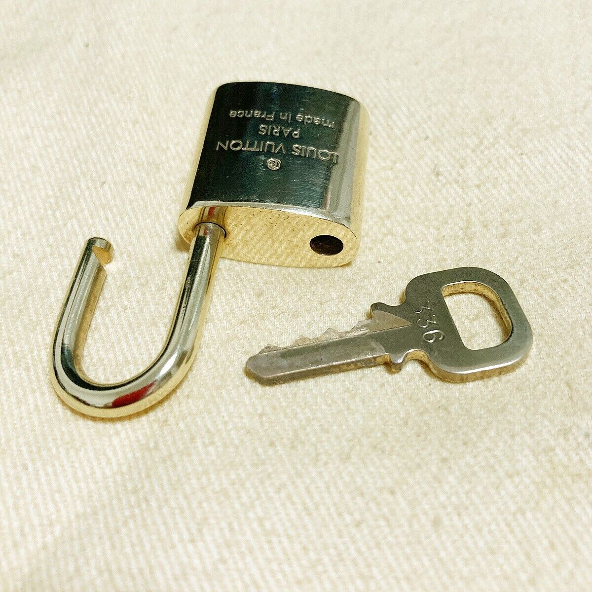 AUTHENTIC LOUIS VUITTON LV 10 SET PADLOCK KEY CHARM CADENA GOLD FRANCE 37PDA117