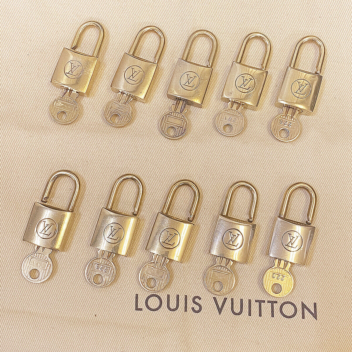 AUTHENTIC LOUIS VUITTON LV 10 SET PADLOCK KEY CHARM CADENA GOLD FRANCE 08BS967