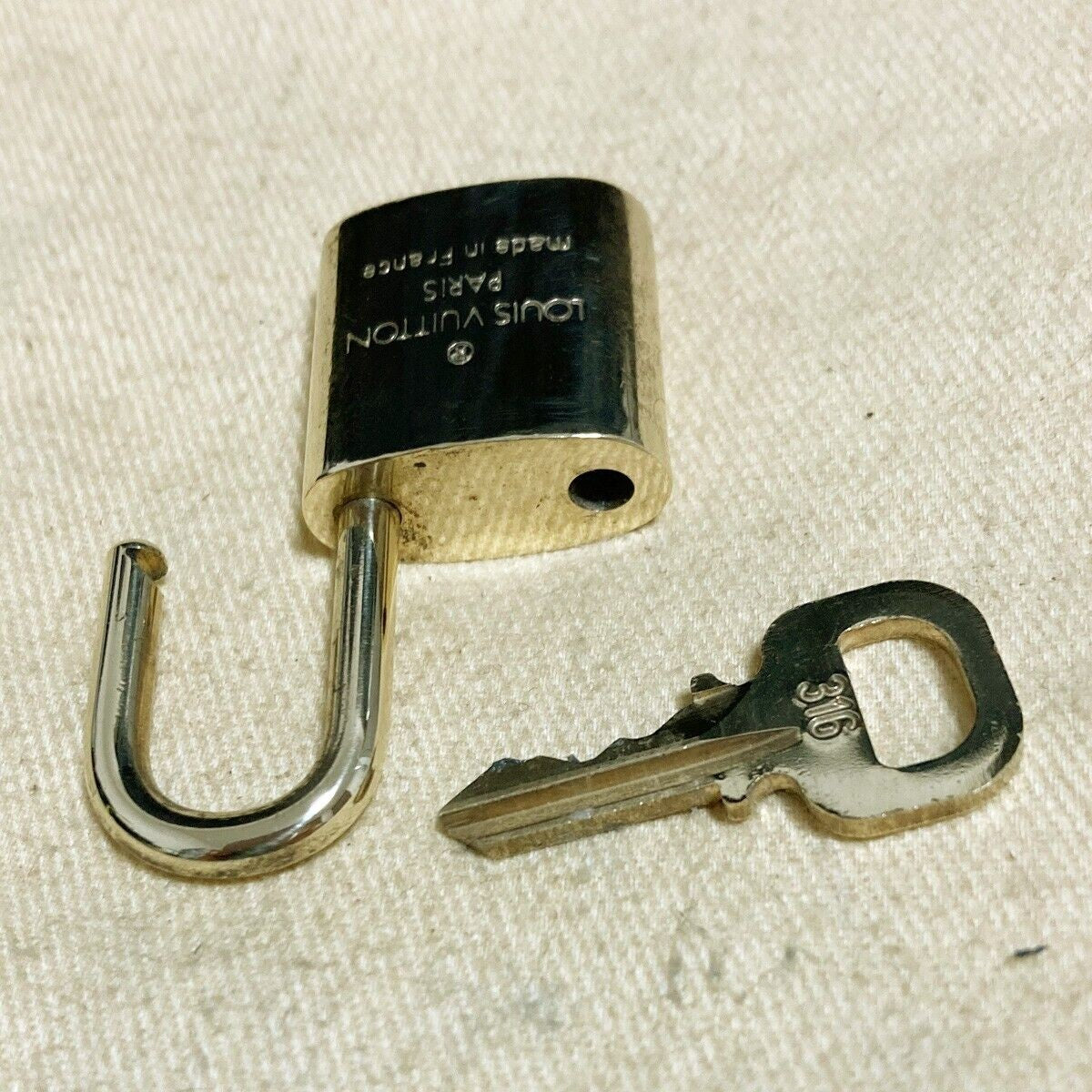 LOUIS VUITTON LV 10 SET PADLOCK KEY CHARM CADENA GOLD-PLATED FRANCE 37PDA202