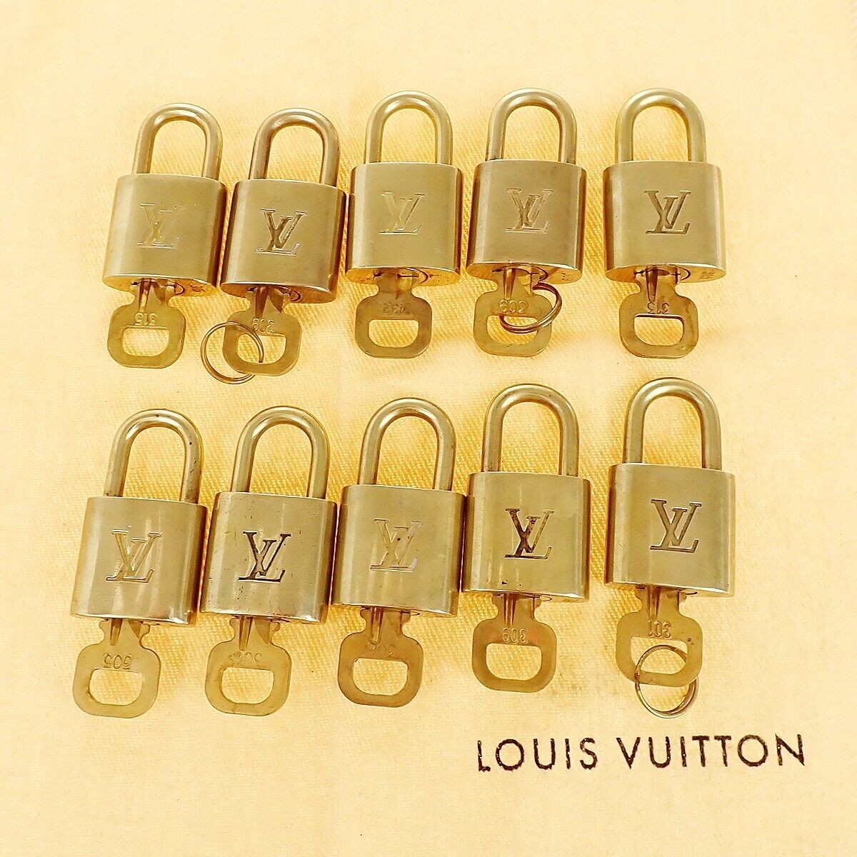 LOUIS VUITTON LV 10 SET PADLOCK KEY BAG CHARM CADENA GOLD PLATED FRANCE 31YE932