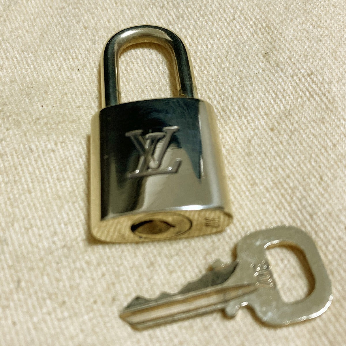 LOUIS VUITTON LV 10 SET PADLOCK KEY CHARM CADENA GOLD-PLATED FRANCE 65PDA217