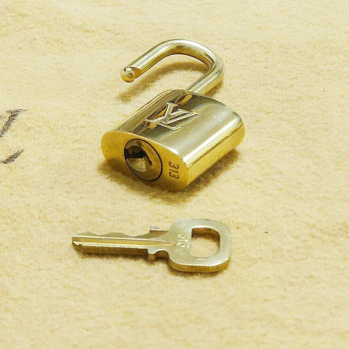 LOUIS VUITTON LV 10 SET PADLOCK KEY BAG CHARM CADENA GOLD PLATED FRANCE 35HA102