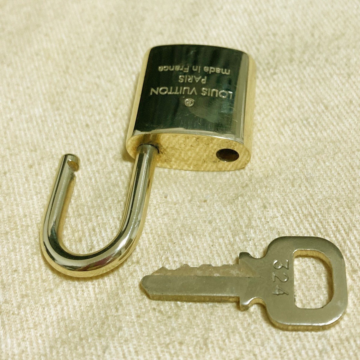 LOUIS VUITTON LV 10 SET PADLOCK KEY CHARM CADENA GOLD-PLATED FRANCE 37PDA276