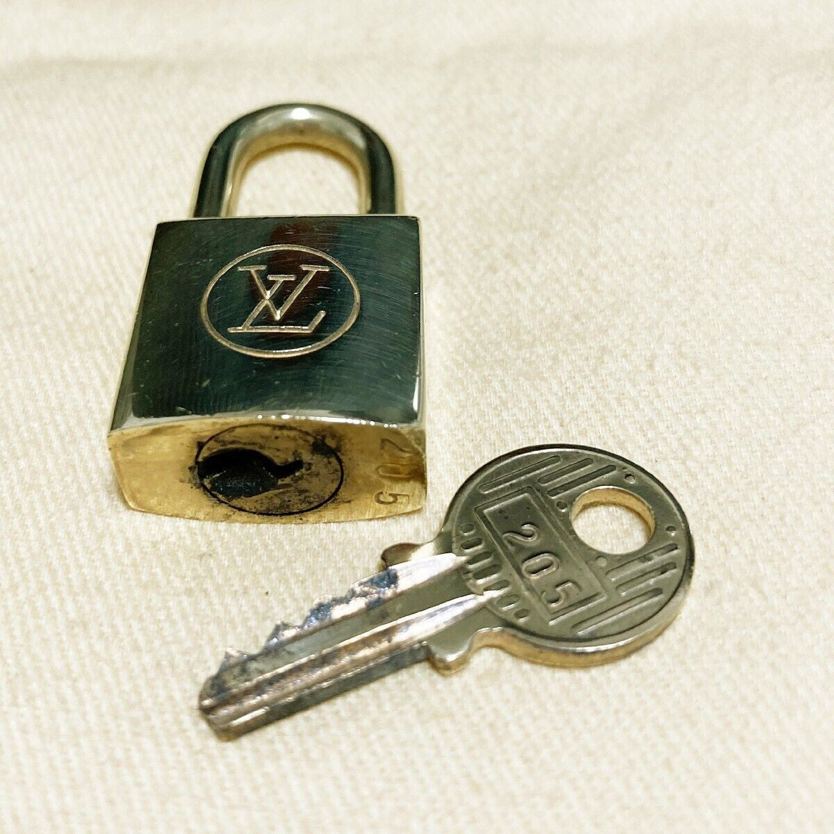 LOUIS VUITTON LV 10 SET PADLOCK KEY BAG CHARM CADENA GOLD PLATED FRANCE 35PDA046