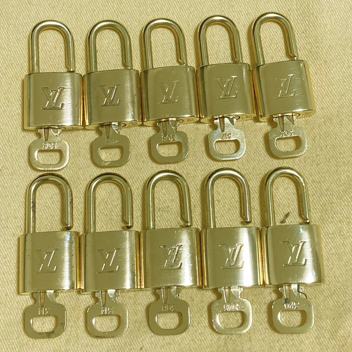 LOUIS VUITTON LV 10 SET PADLOCK KEY CHARM CADENA GOLD-PLATED FRANCE 31PDA266