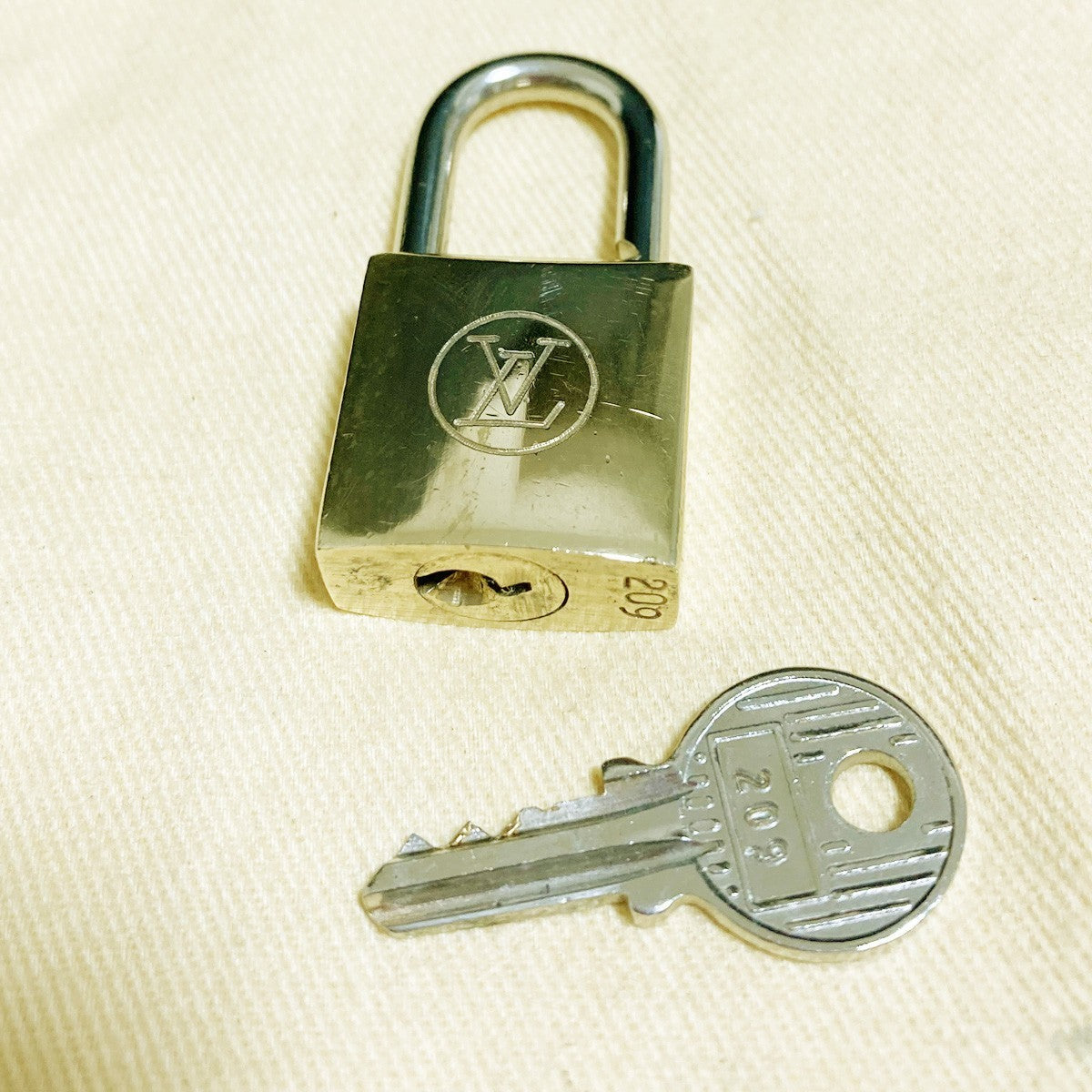 LOUIS VUITTON LV 10 SET PADLOCK KEY CHARM CADENA GOLD-PLATED FRANCE 37PDA280