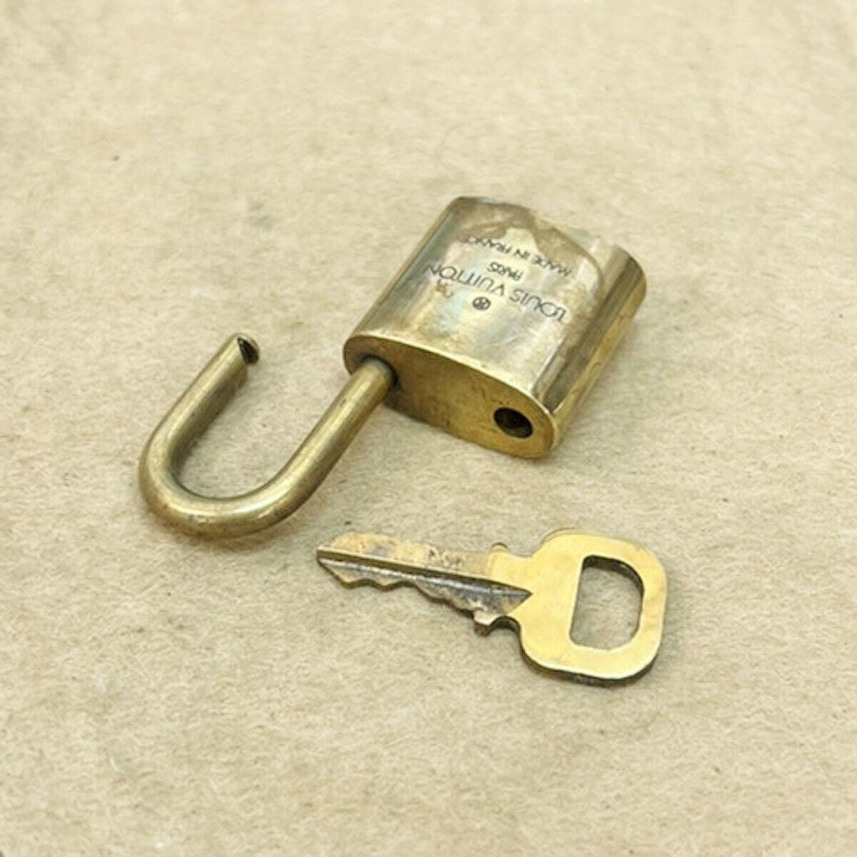 LOUIS VUITTON LV 10 SET PADLOCK KEY BAG CHARM CADENA GOLD-PLATED FRANCE 36JF655