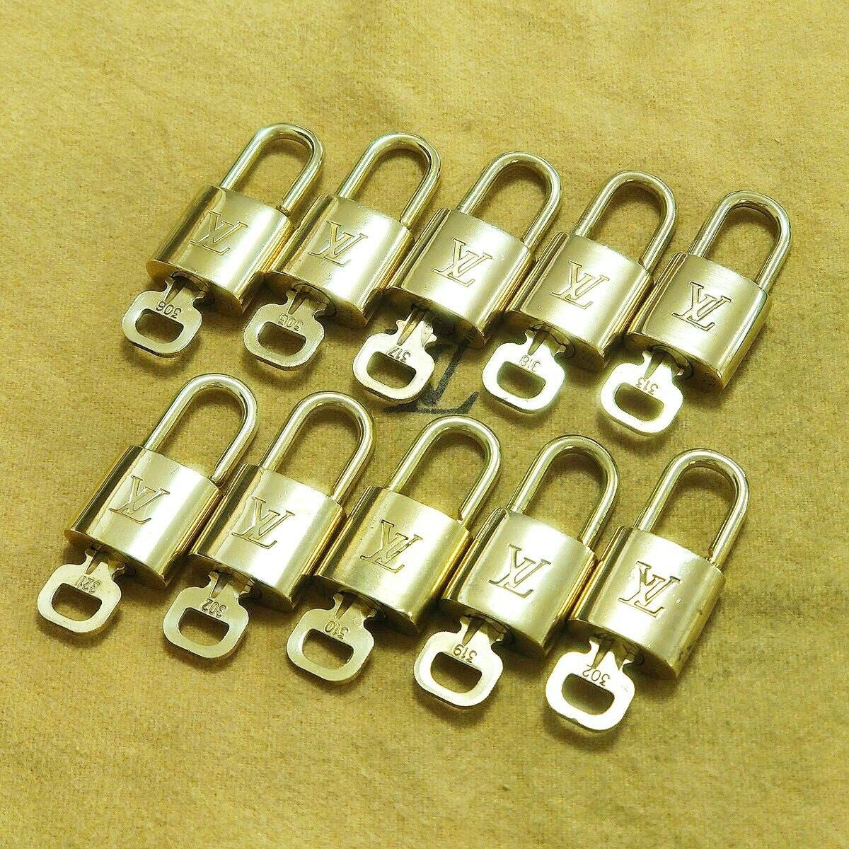 LOUIS VUITTON LV 10 SET PADLOCK KEY BAG CHARM CADENA GOLD PLATED FRANCE 35HA098