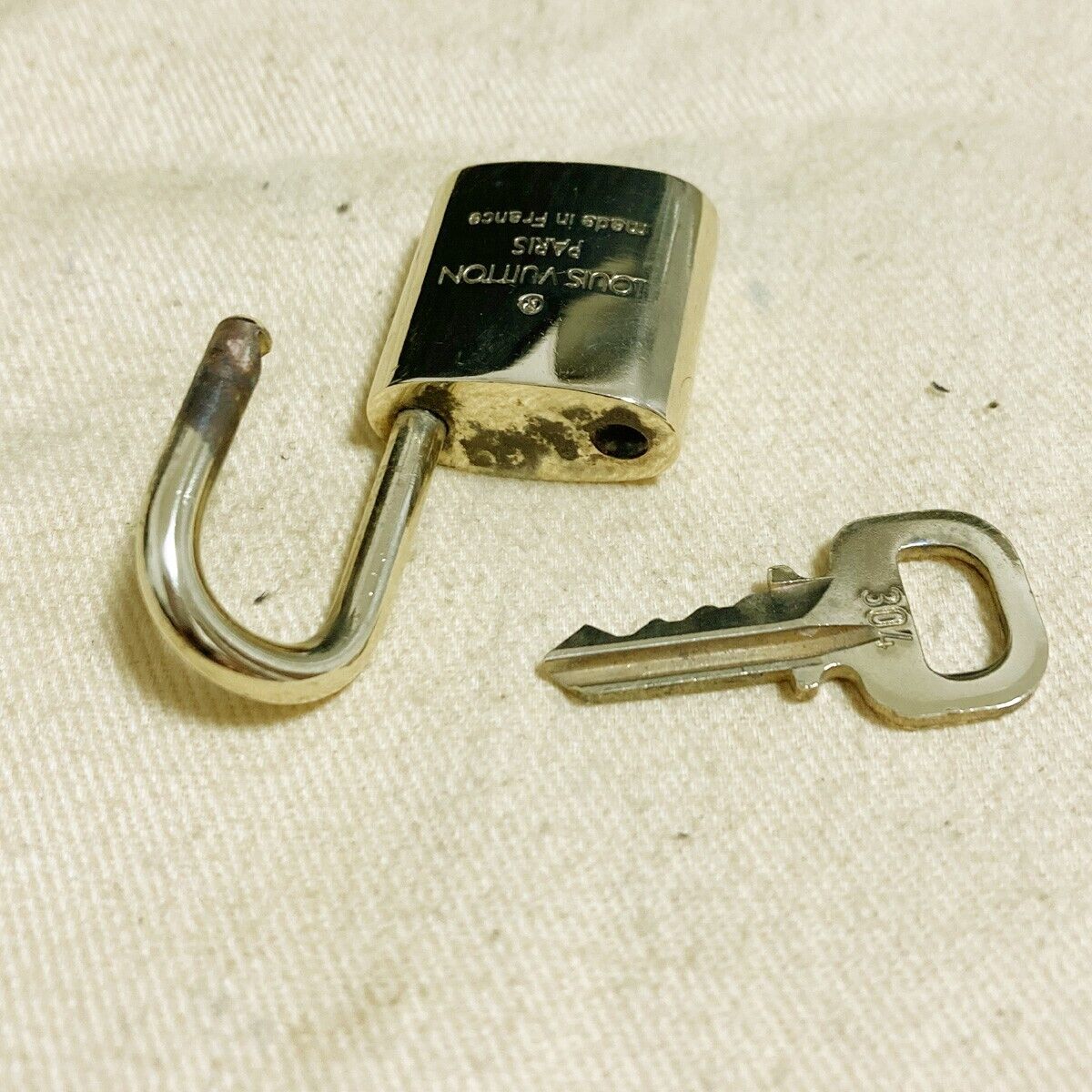 LOUIS VUITTON LV 10 SET PADLOCK KEY CHARM CADENA GOLD-PLATED FRANCE 33PDA164