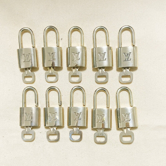 LOUIS VUITTON LV 10 SET PADLOCK KEY BAG CHARM CADENA GOLD PLATED FRANCE 06PDA033