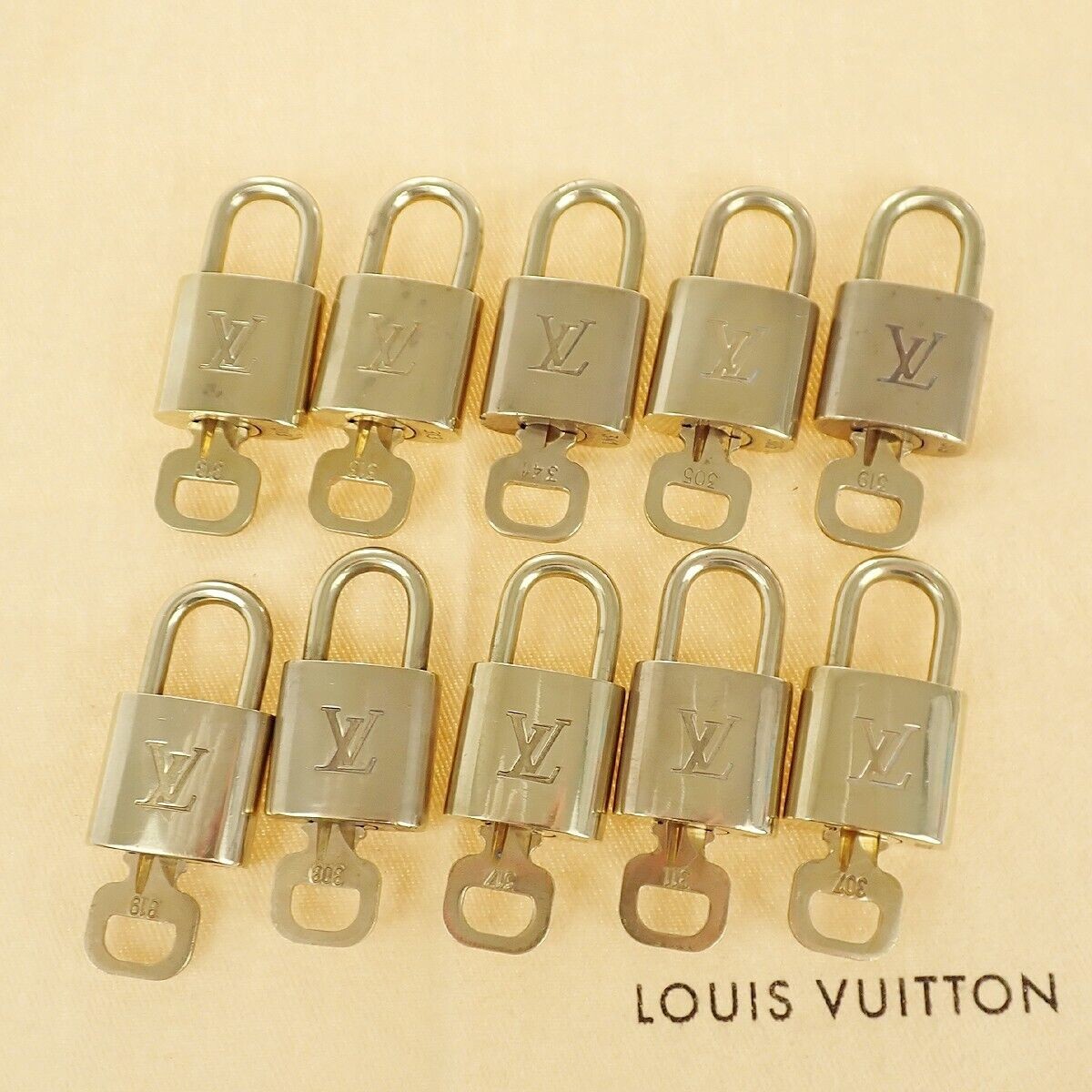 LOUIS VUITTON LV 10 Set Padlock cadena Key Bag Charm Gold Plated France 35YE760