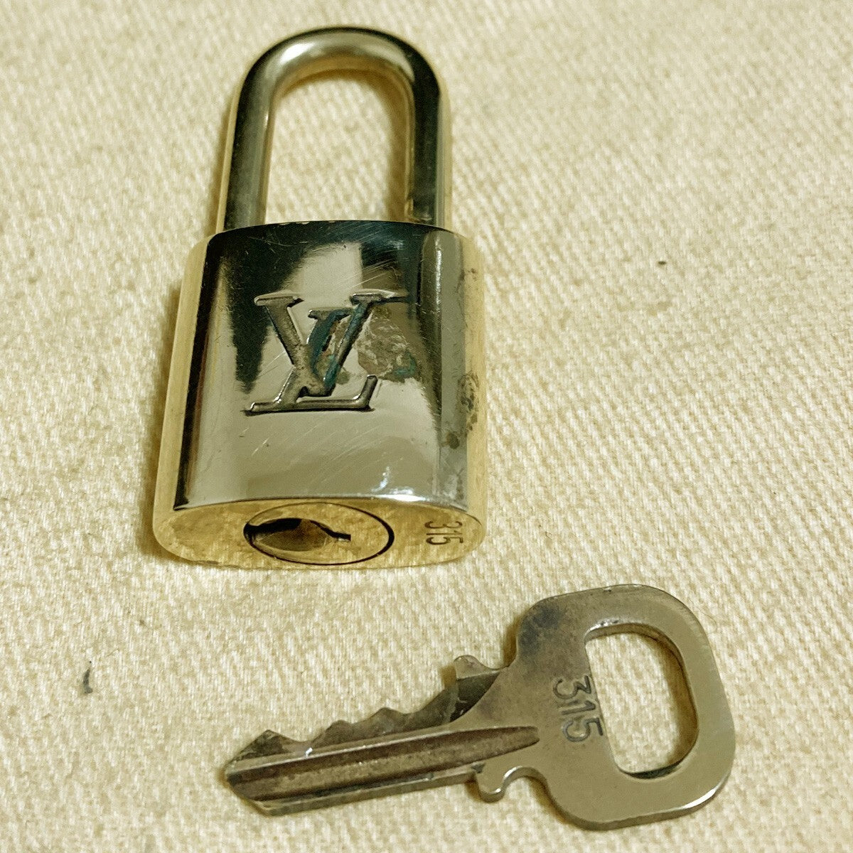LOUIS VUITTON LV 10 SET PADLOCK KEY CHARM CADENA GOLD-PLATED FRANCE 37PDA193