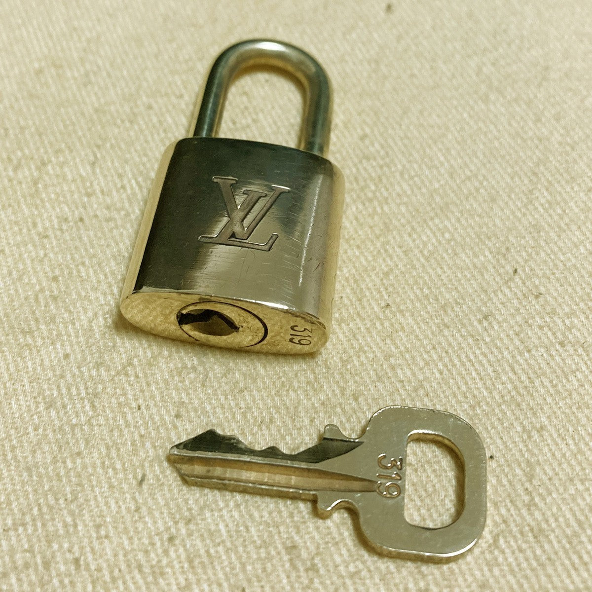 LOUIS VUITTON LV 10 SET PADLOCK KEY CHARM CADENA GOLD-PLATED FRANCE 62PDA250