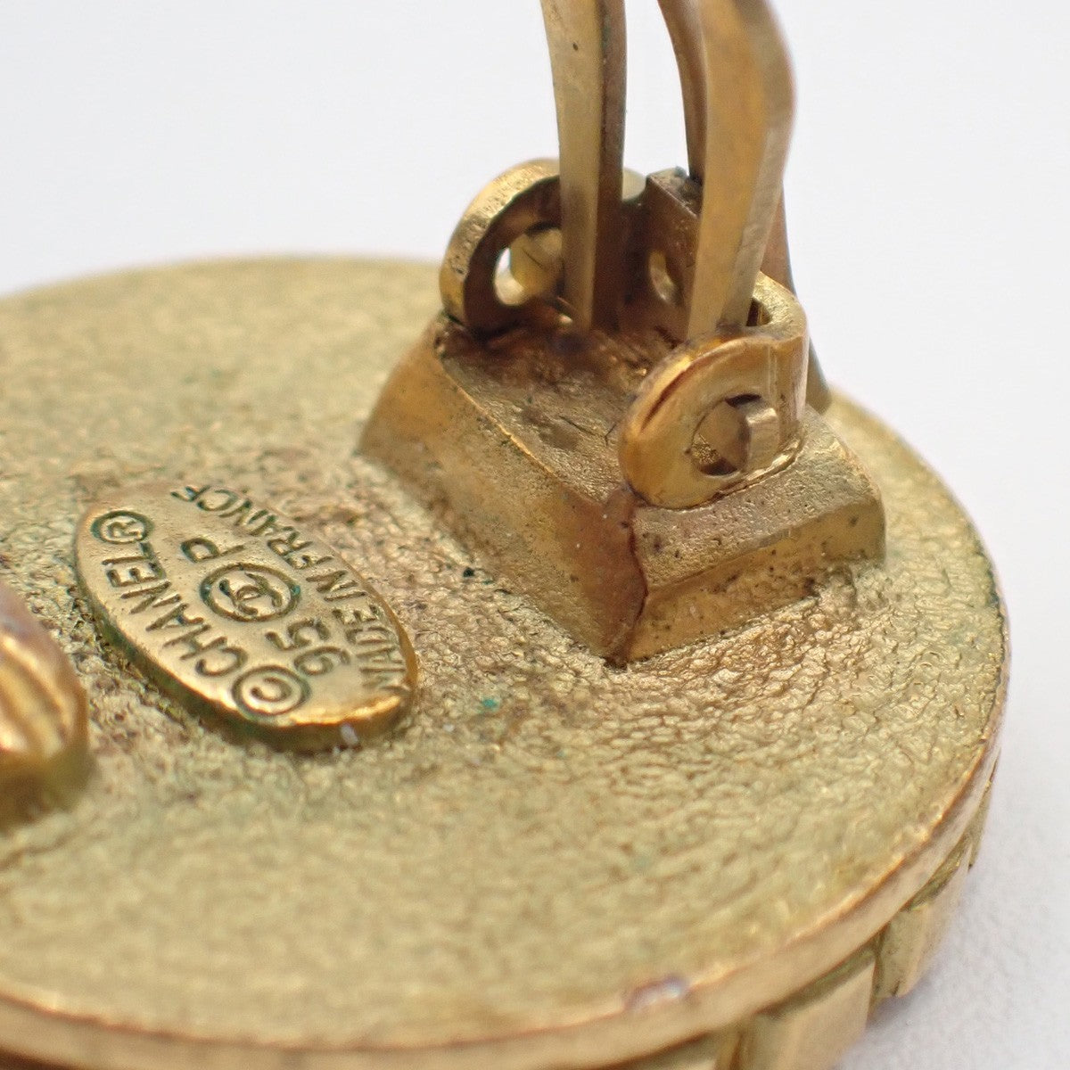 CHANEL CC Logo Round Button Earrings 95P Clip-On Gold GHW France Vintage 67RL677