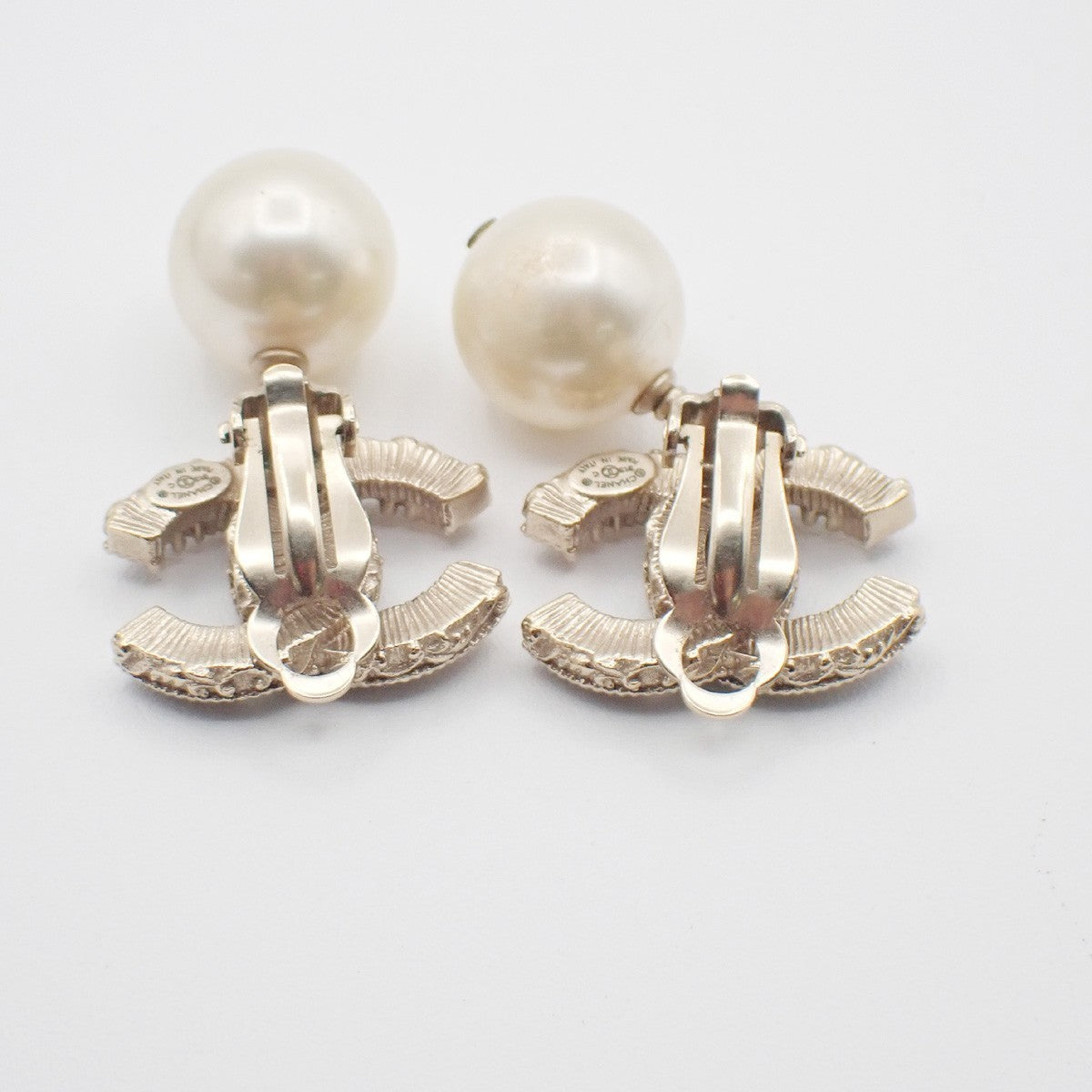 CHANEL CC Logo Immitation Pearl Swing Earrings Clip-on B13C Gold Italy 84RL895