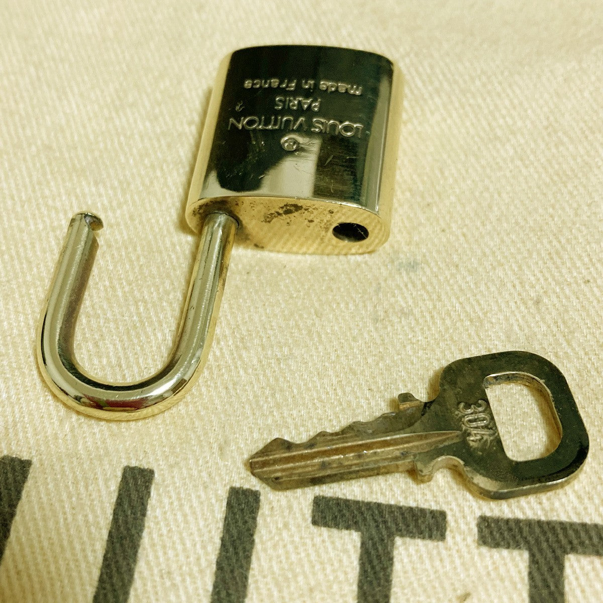 LOUIS VUITTON LV 10 SET PADLOCK KEY CHARM CADENA GOLD-PLATED FRANCE 61PDA306